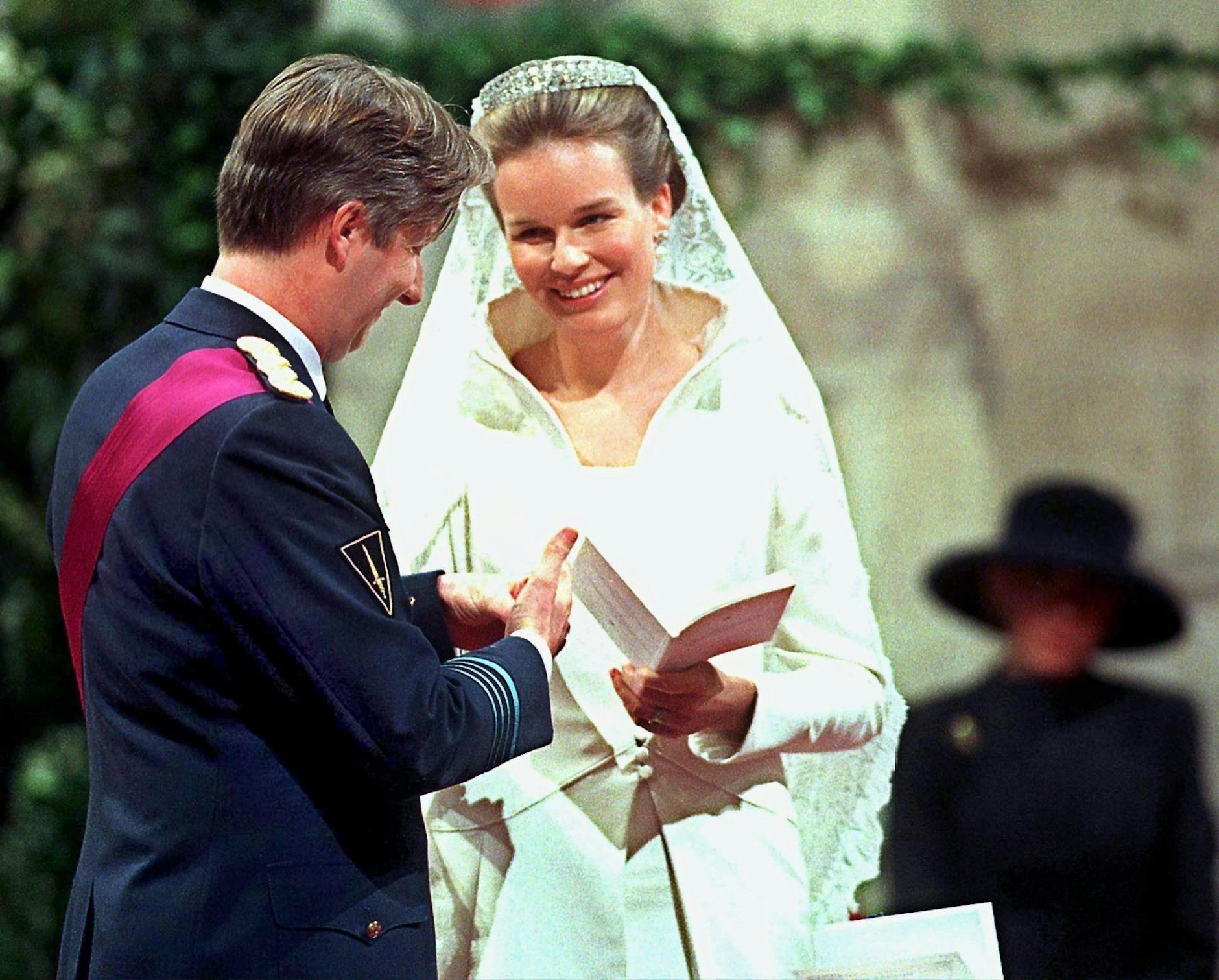 ARCHIV - Die Braut, Prinzessin Mathilde d'Udekem d'Acoz, strahlt ihren Bräutigam, Kronprinz Philippe von Belgien 1999 an.