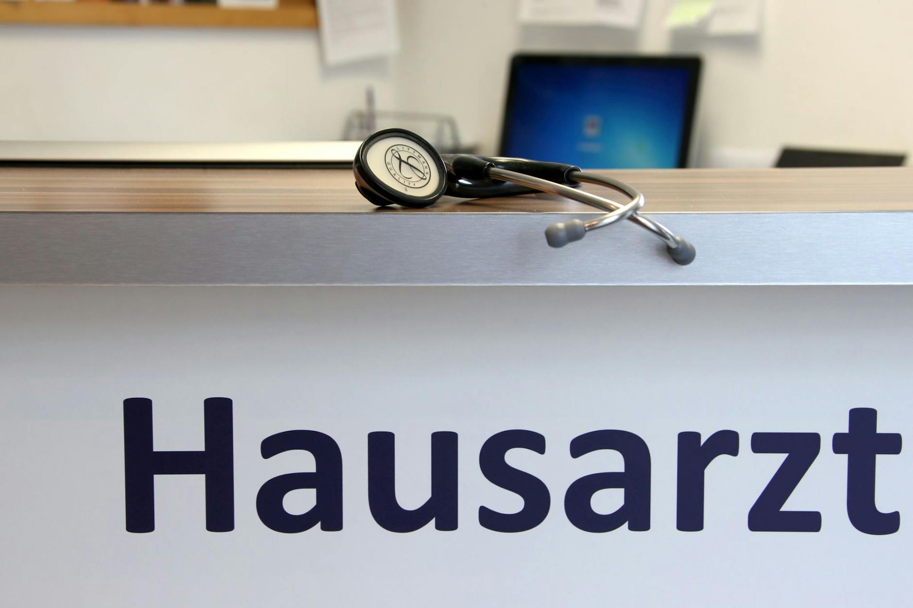 ARCHIV - Im vergangenen Jahr hatten mit 64 Prozent ungewöhnlich viele Beschäftigte mindestens eine Krankschreibung.