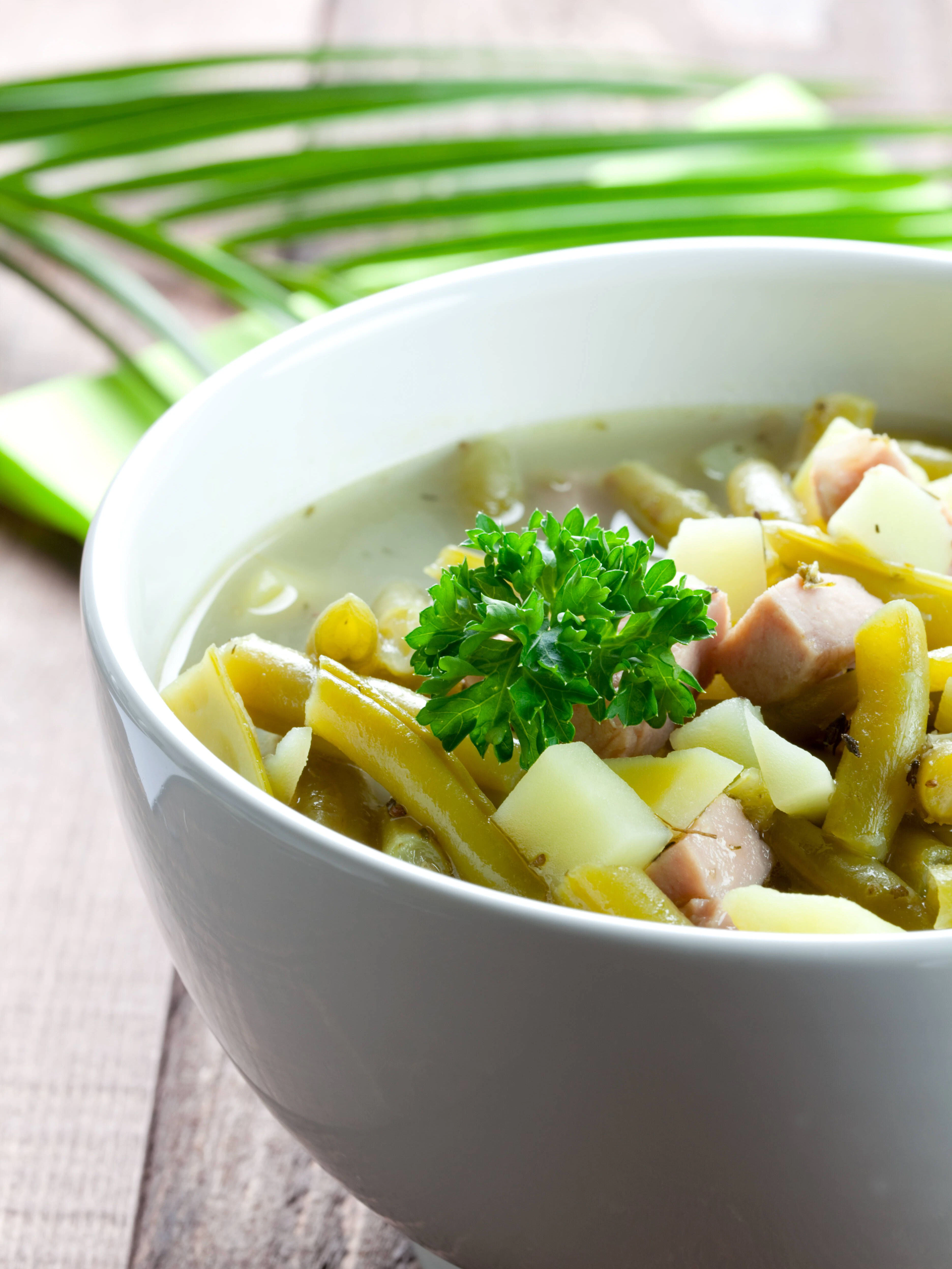 Zum Bohneneintopf passt eine köstliche Scheibe Brot. Aber auch ohne ist dieses Rezept einfach lecker.