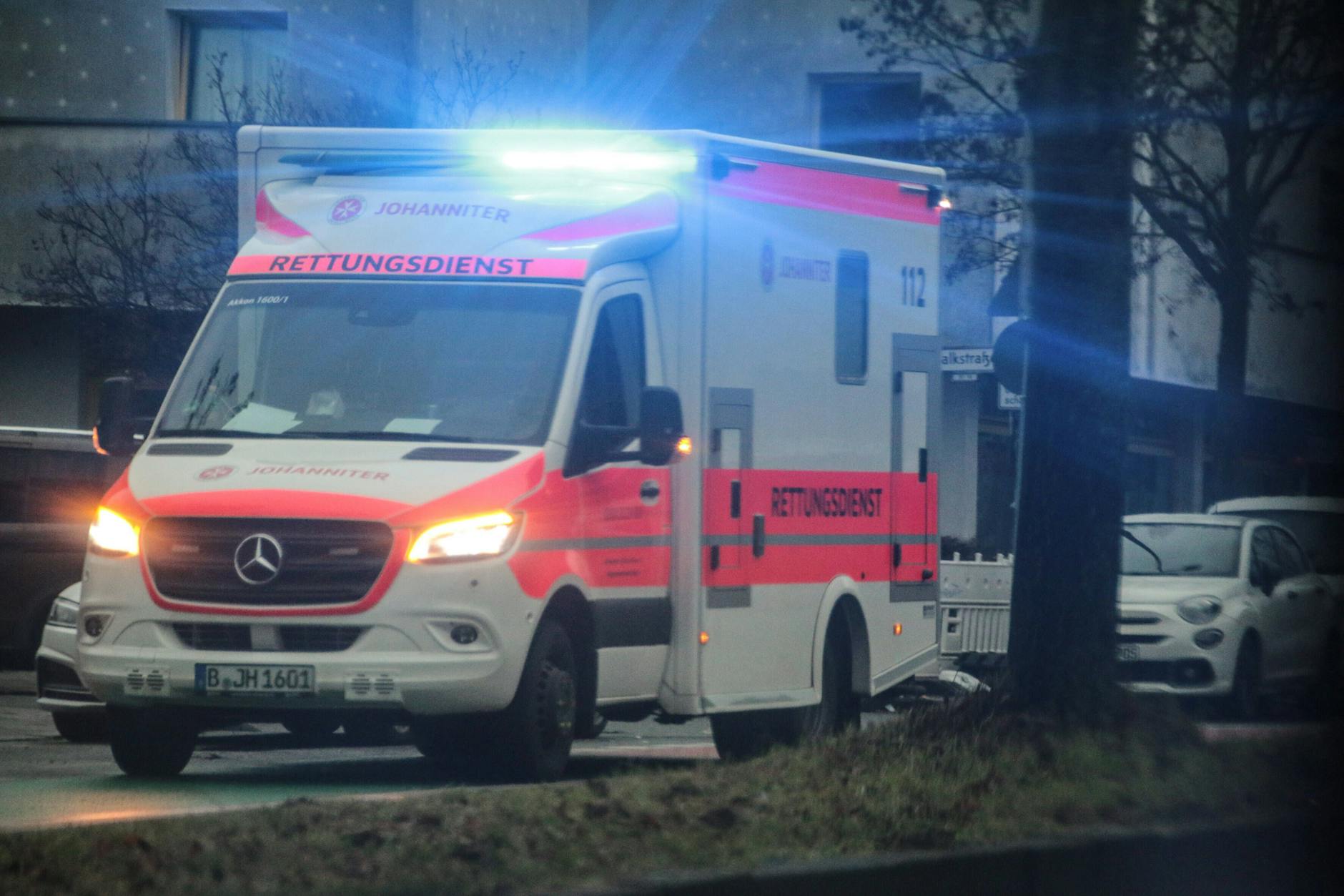 Ein Krankenwagen auf Einsatzfahrt in Berlin.