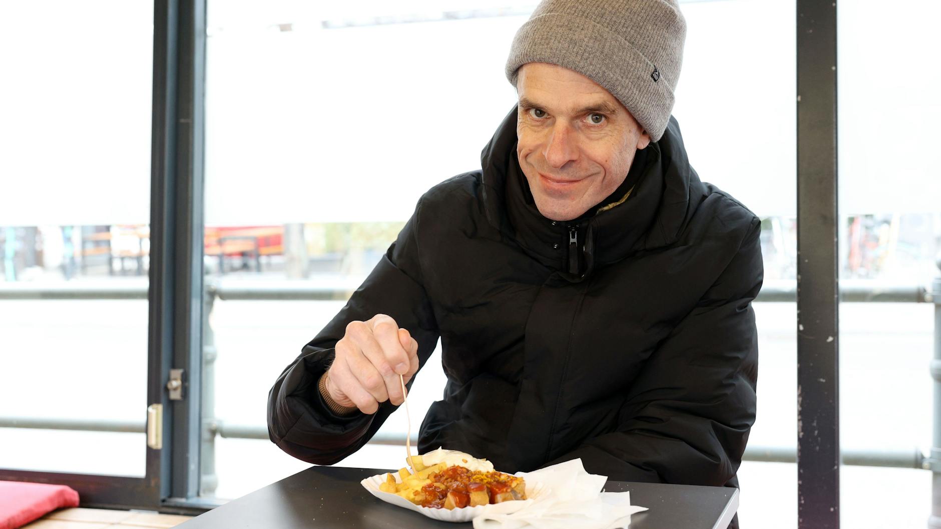 Torsten (53) aus Prenzlauer Berg würde sie probieren, sich aber nicht allzu viel davon versprechen. „Warum nicht experimentieren, solange ich meine Wurst klassisch ohne Darm mit scharfen Zwiebeln essen kann.“