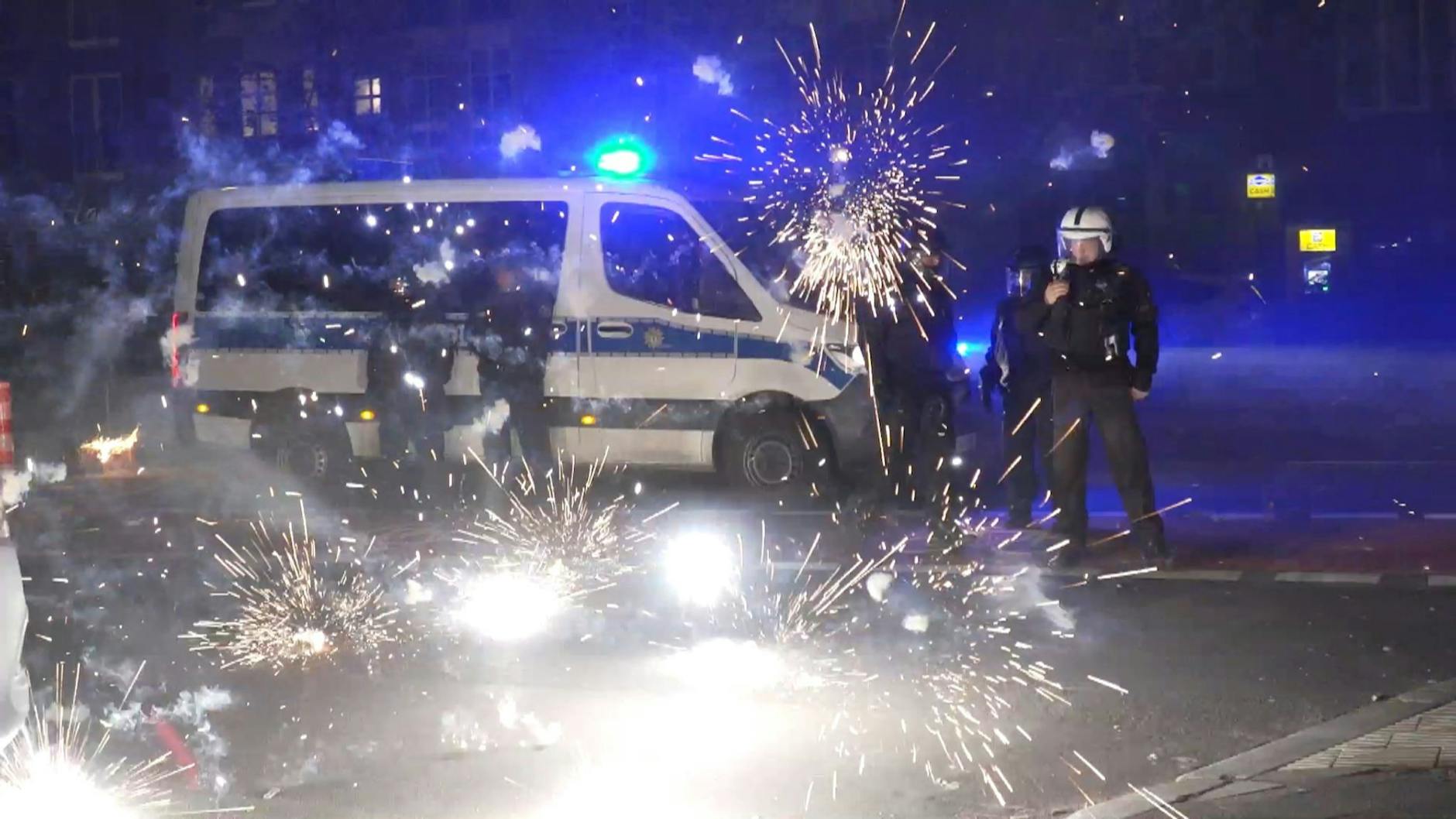 Polizeibeamte hinter explodierendem Feuerwerk in Berlin pa