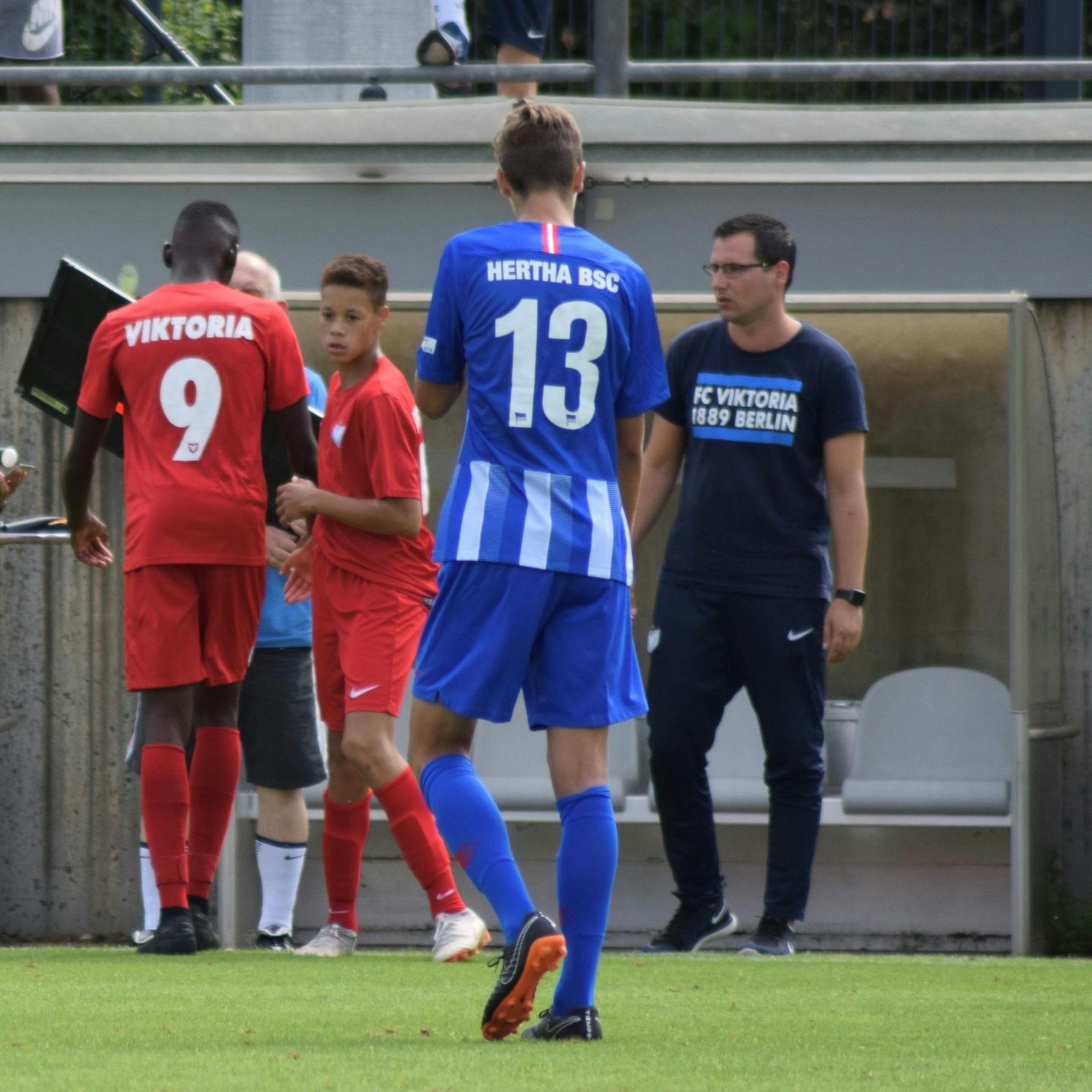 Derry Scherhant (2.v.l.) in der B-Jugend des FC Viktoria mit seinem Trainer Arthur Jujkol im Spiel gegen den Nachwuchs von Hertha BSC.
