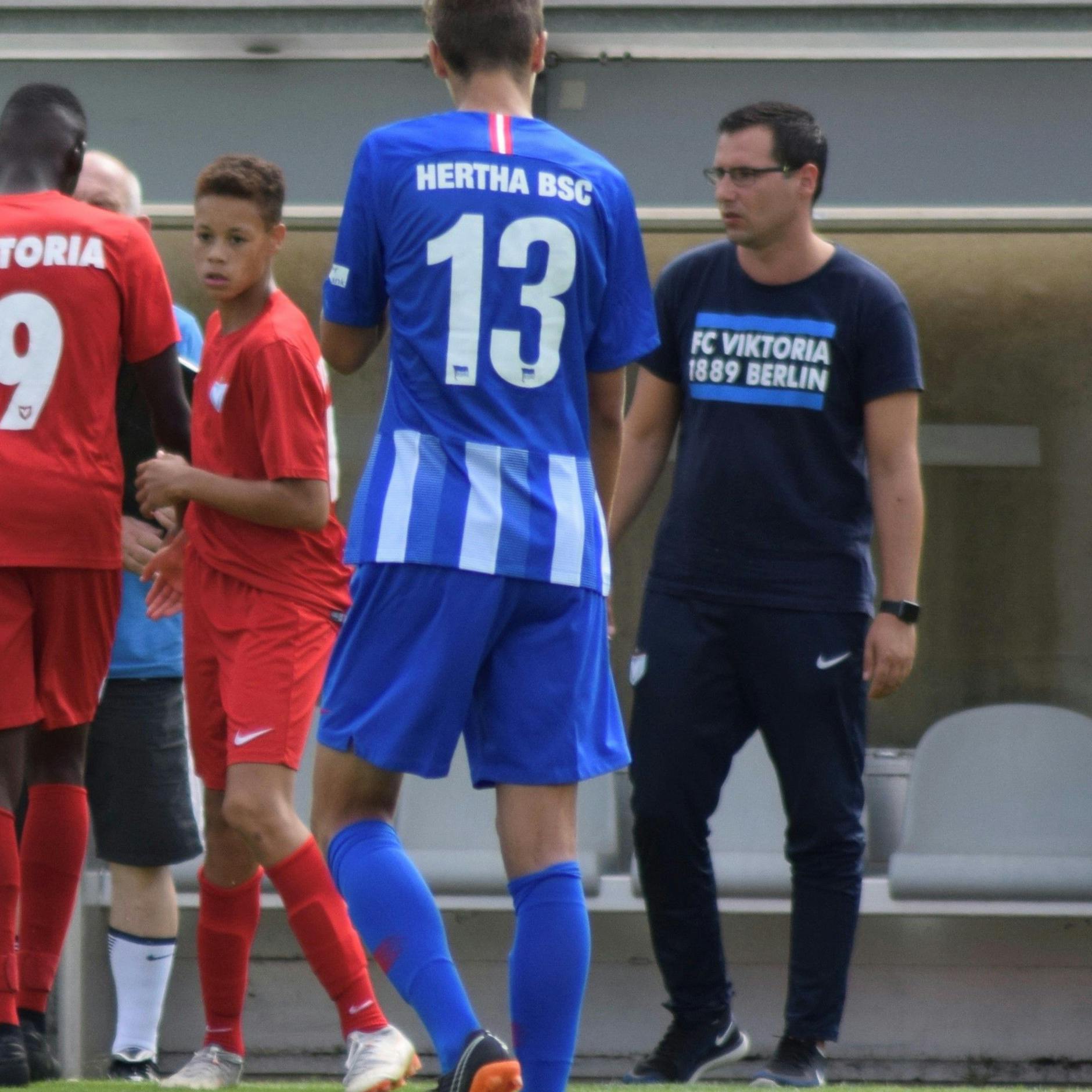 Derry Scherhant in der B-Jugend vom FC Viktoria mit seinem Trainer Arthur Jujkol im Spiel gegen Herthas Nachwuchs