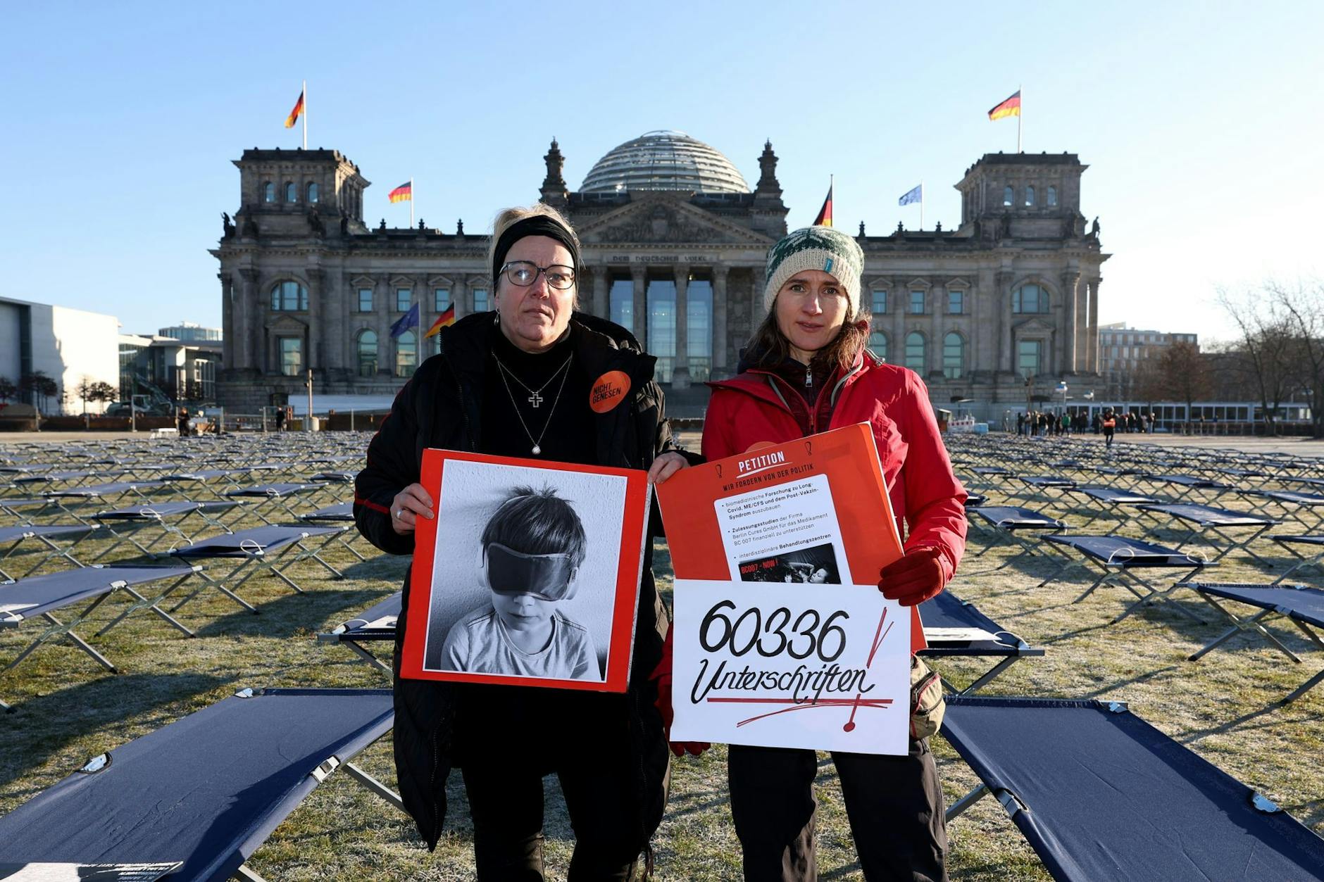 ARCHIV - Ricarda Piepenhagen (l) und Elena Lierck demonstrieren vor dem Reichstagsgebäude.