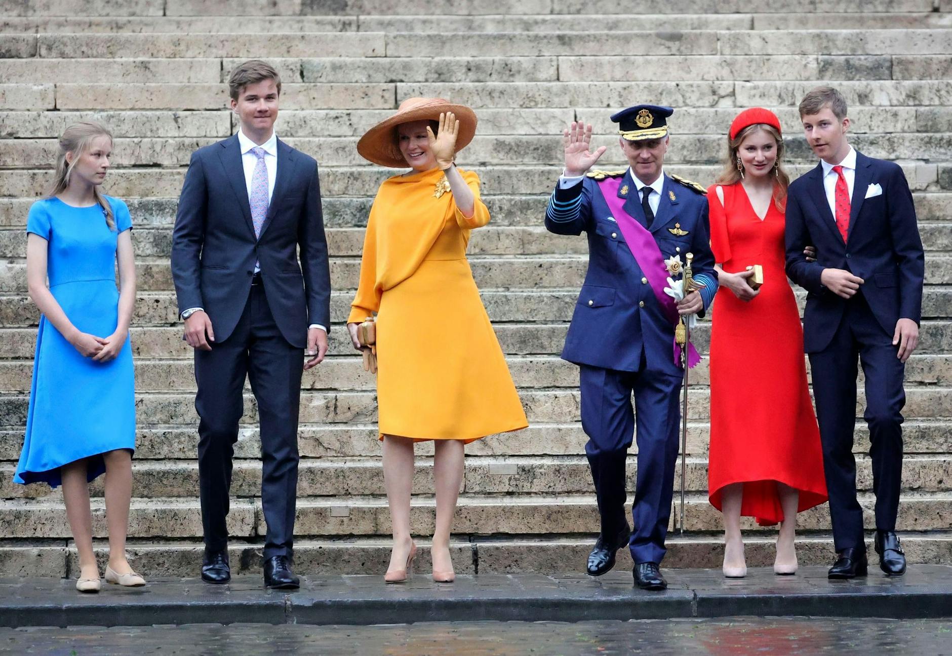 ARCHIV - Prinz Gabriel (r-l) von Belgien, Kronprinzessin Elisabeth von Belgien, König Philippe von Belgien, Königin Mathilde, Prinz Emmanuel von Belgien und Prinzessin Eleonore von Belgien.