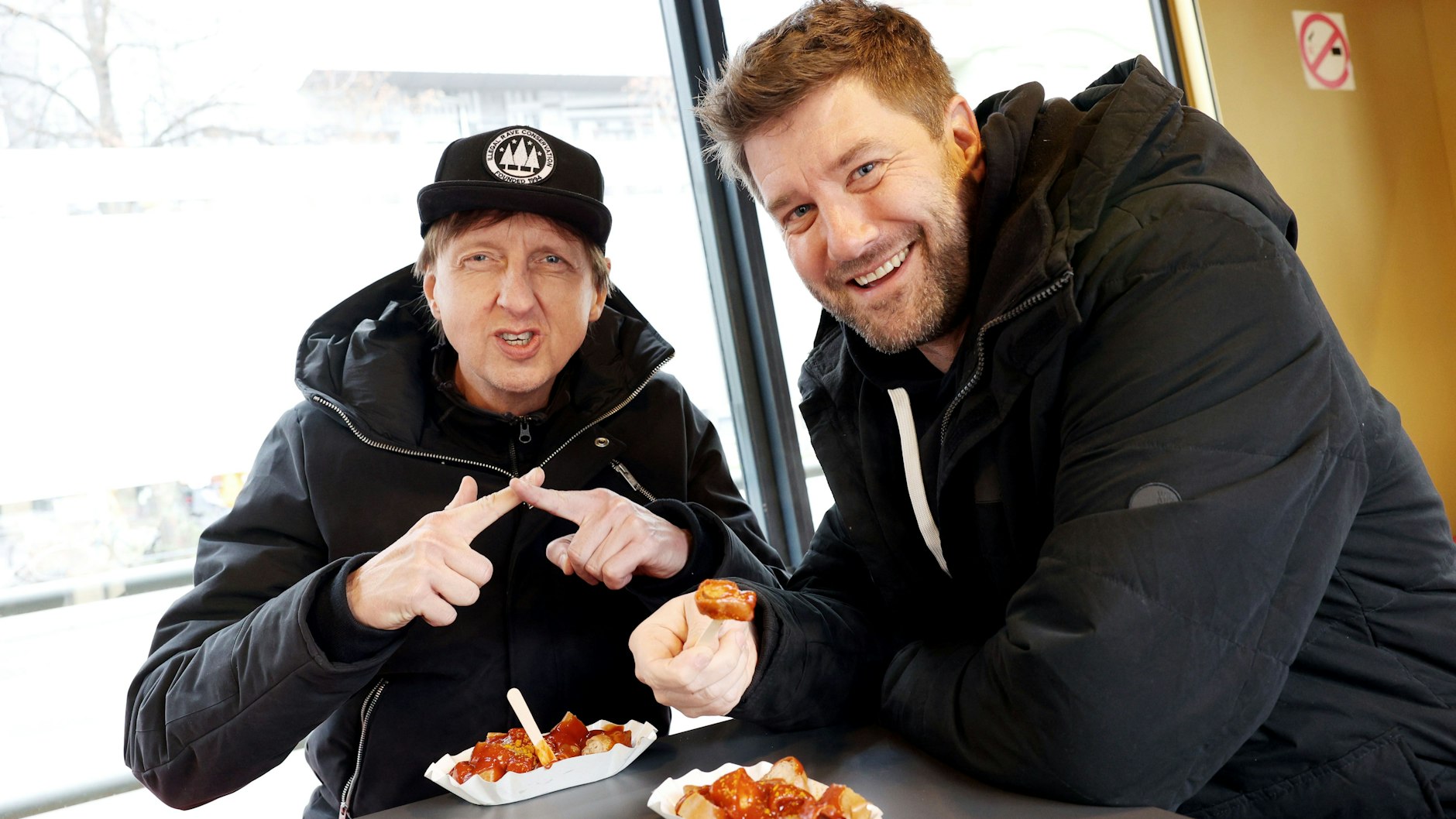Stefan (57) aus Feldafing und Ralf (49) sind entsetzt, für sie passt eine süße Currywurst gar nicht: Obst und Fleisch zusammen sind keine Option.