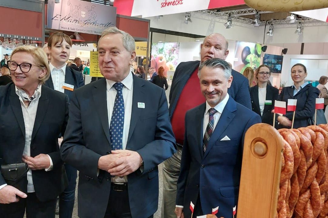 Polski minister rolnictwa Henryk Kowalczyk (z lewej) z polskim ambasadorem Dariuszem Paulusem (z prawej) podczas Zielonego Tygodnia w Berlinie, 20 stycznia 2023 r.
