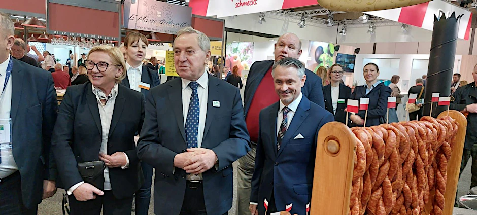 Polens Landwirtschaftsminister Henryk Kowalczyk (links) mit dem polnischen Botschafter Dariusz Pawlos (rechts) auf der Grünen Woche in Berlin, 20.1.2023