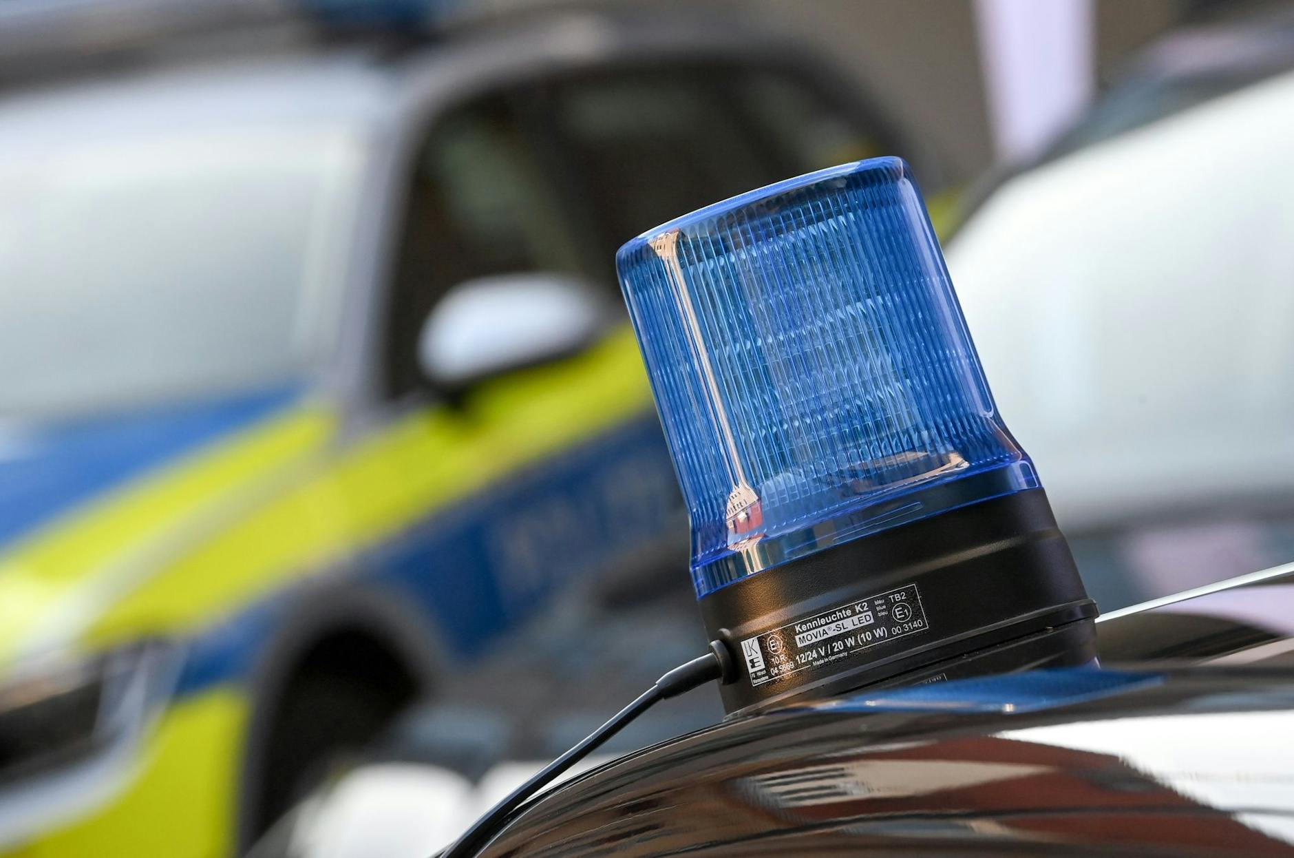ARCHIV - Ein Blaulicht ist auf dem Dach eines Einsatzfahrzeuges der Polizei zu sehen. dpa/Symbolbild