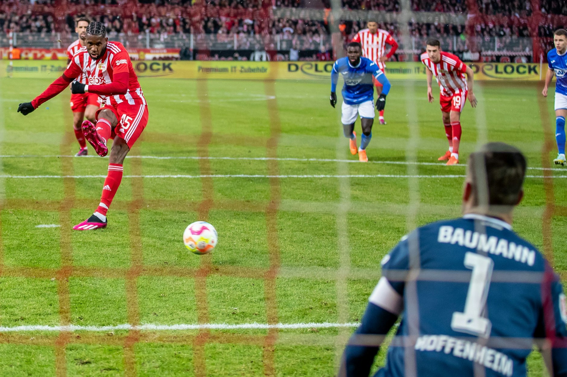 Jordan Siebatcheu (l.) scheiterte mit seinem Strafstoß am Pfosten.