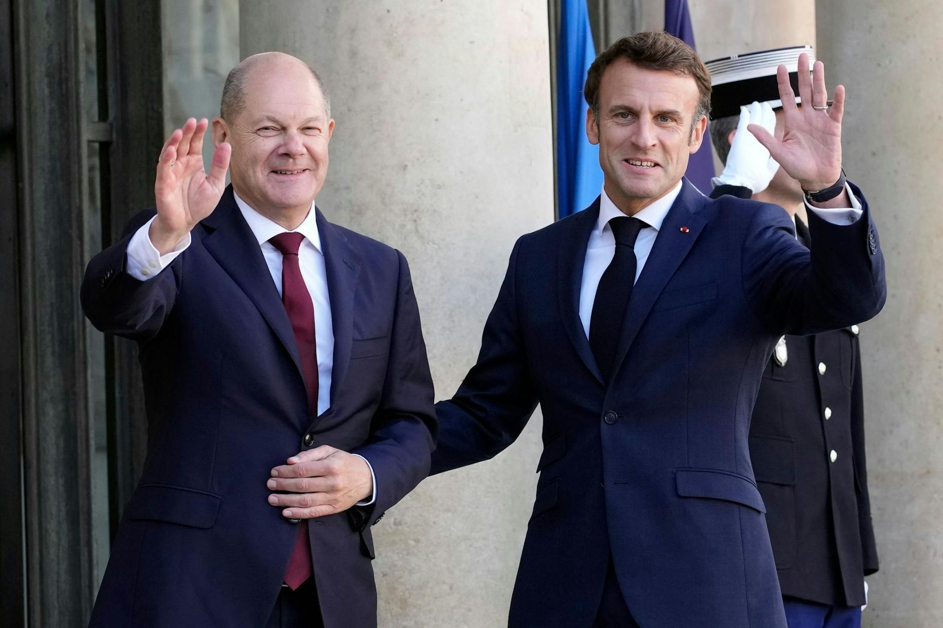 dpatopbilder - ARCHIV - Emmanuel Macron und Olaf Scholz betonen die Gemeinsamkeiten und die enge Zusammenarbeit.