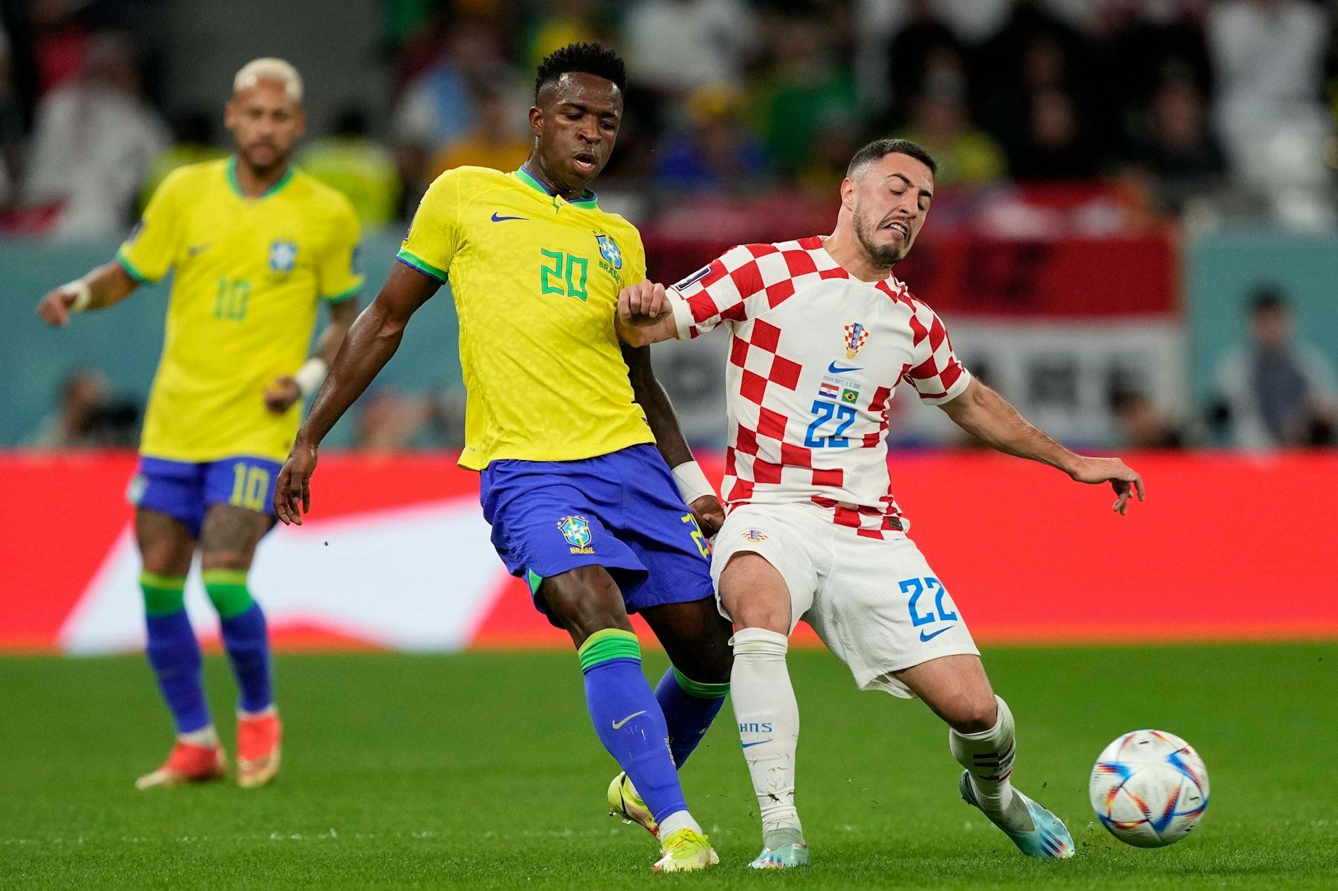 Josip Juranovic (r.) bewies sich bei der WM 2022 auf Weltklasse-Level, hier gegen Brasilien im Zweikampf mit Real-Star Vinicius Junior.