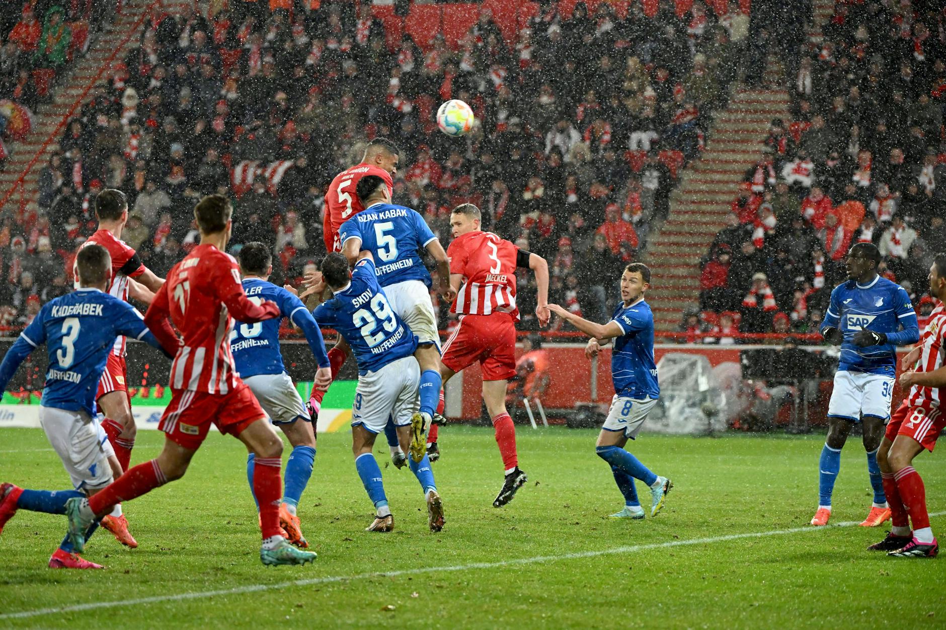 Danilho Doekhi (o.) köpft zum 1:1 für Union Berlin ein.