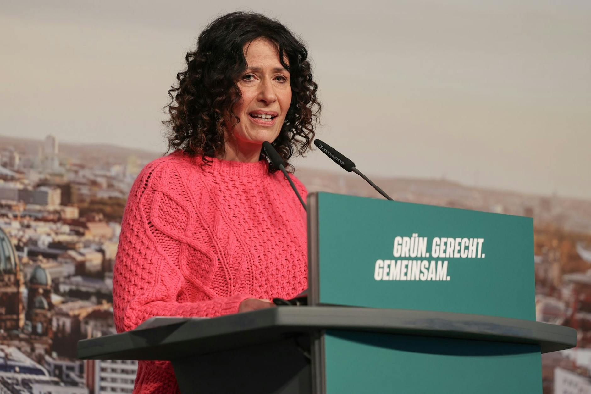 Verkehrssenatorin und Spitzenkandidatin für die Abgeordnetenhauswahl Bettina Jarasch spricht bei der Landesdelegiertenkonferenz.
