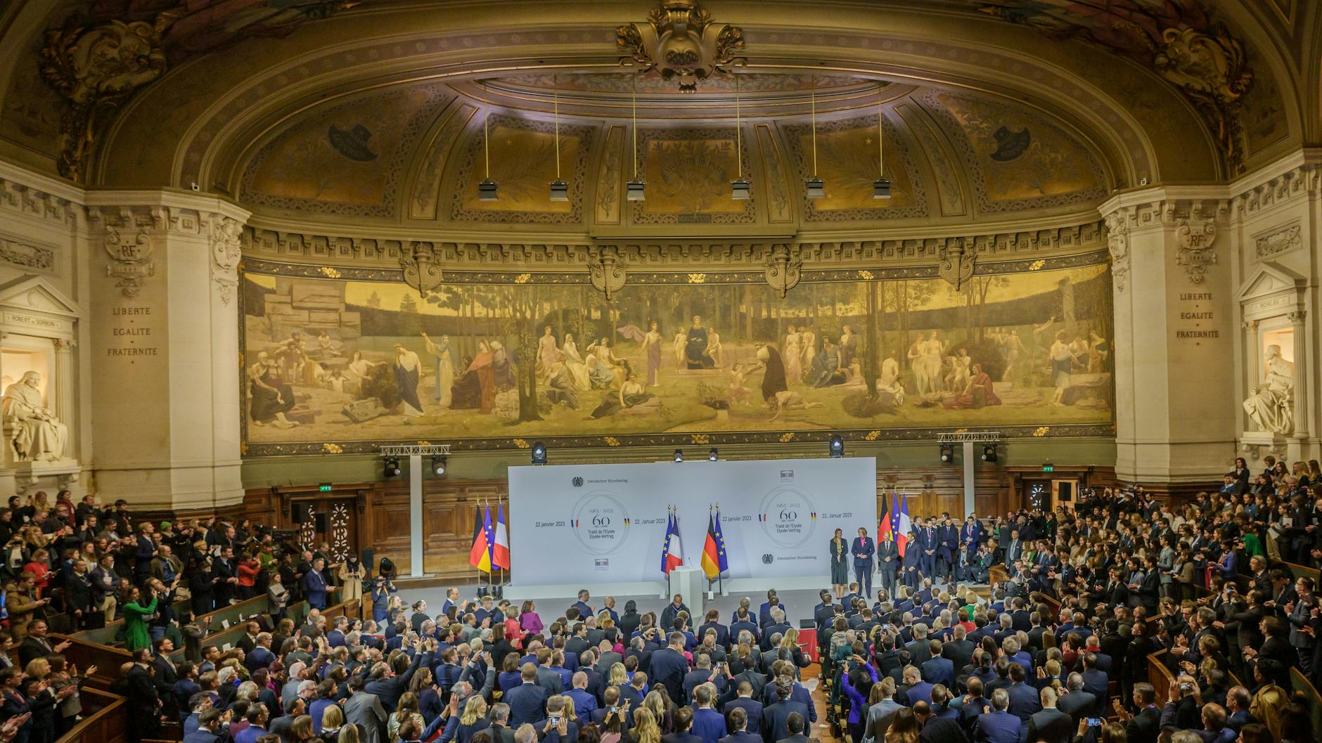 Großes deutsch-französisches Jubiläumstreffen in der Pariser Universität Sorbonne.