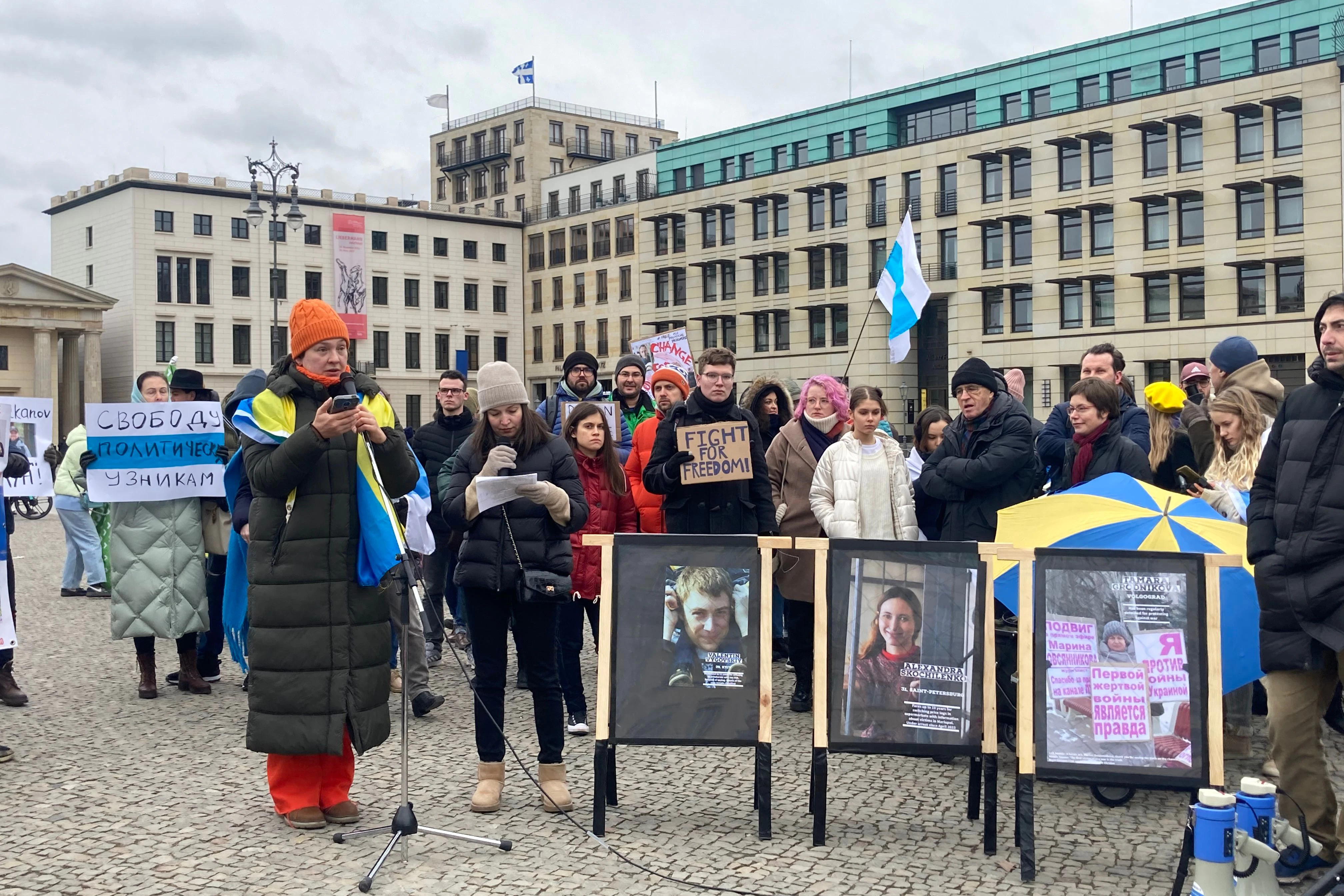 Die ukrainische Journalistin Swetlana Good redet auf der Kundegebung.