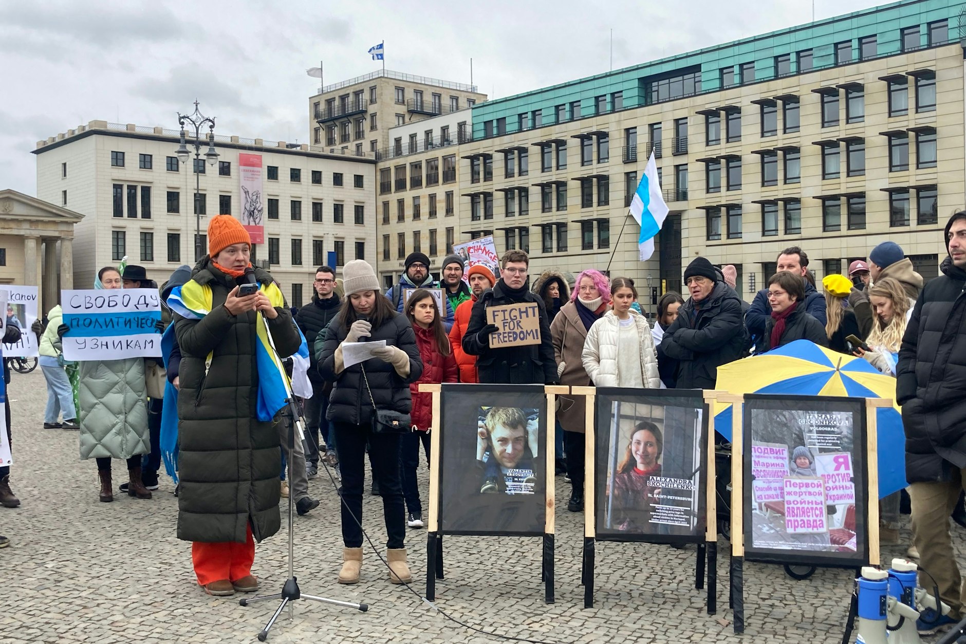 Die ukrainische Journalistin Swetlana Good redet auf der Kundegebung.