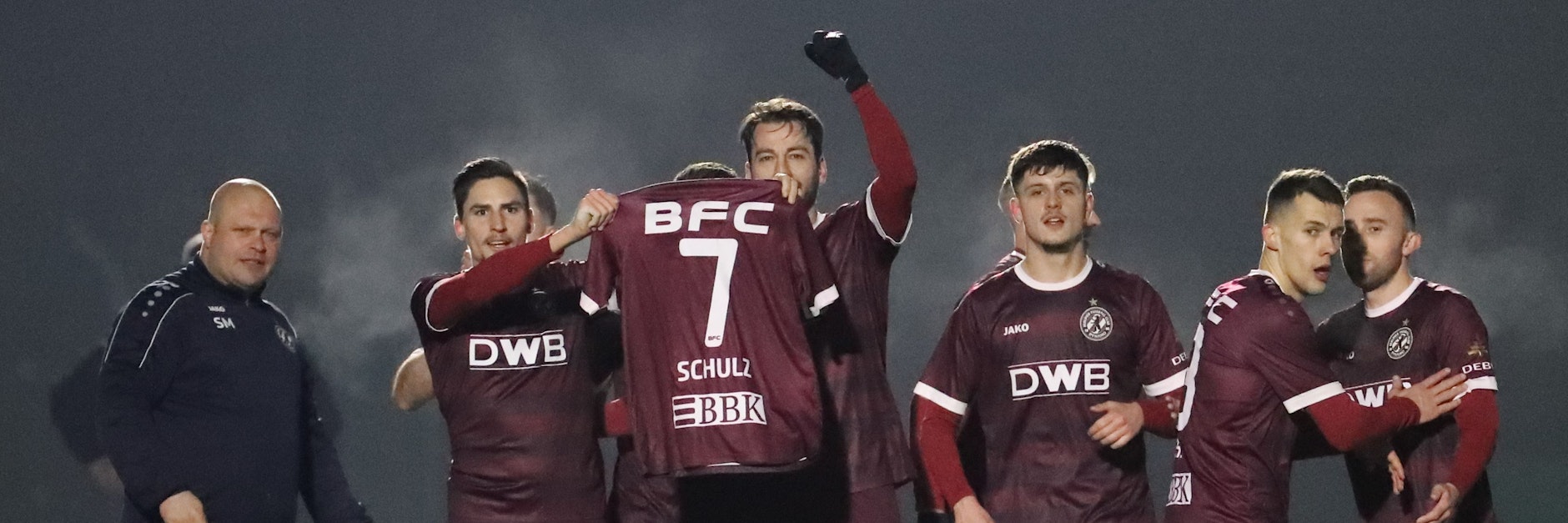 Demonstrativ halten Alexander Siebeck und Christian Beck das BFC-Trikot von Philip Schulz in die Höhe. Eine Geste für den scheidenden 30-Jährigen.