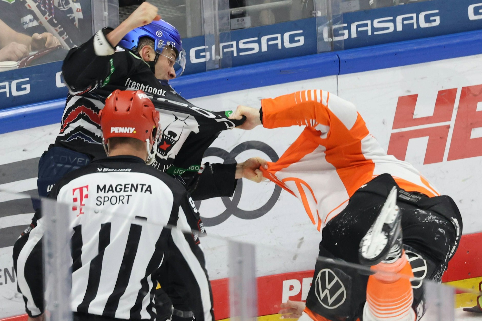 Eisbär Yannick Veilleux (l.) lässt Wolfsburgs Björn Krupp auch beim Faustkampf keine Chance.