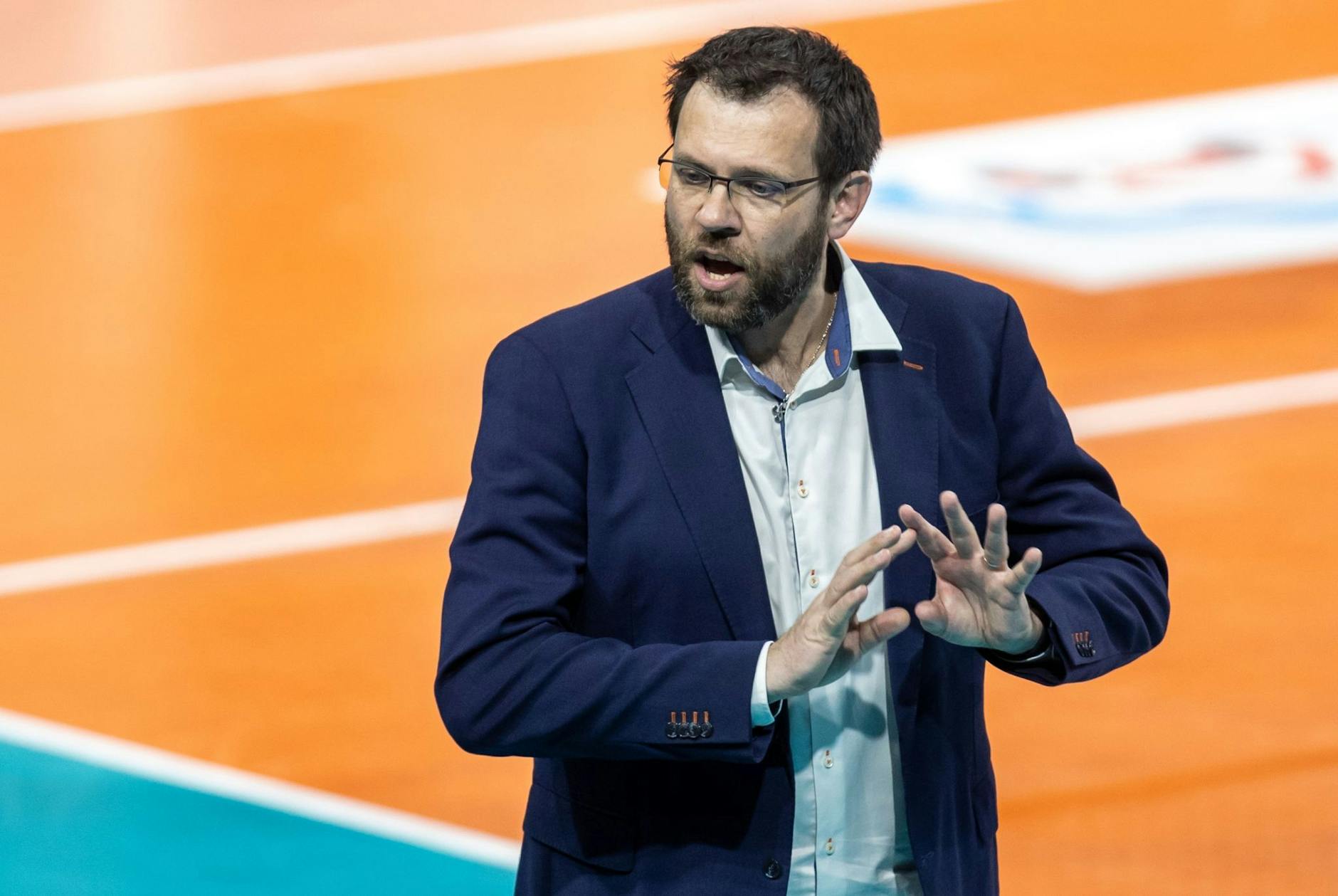 ARCHIV - Trainer der BR Volleys Cedric Enard gestikuliert.