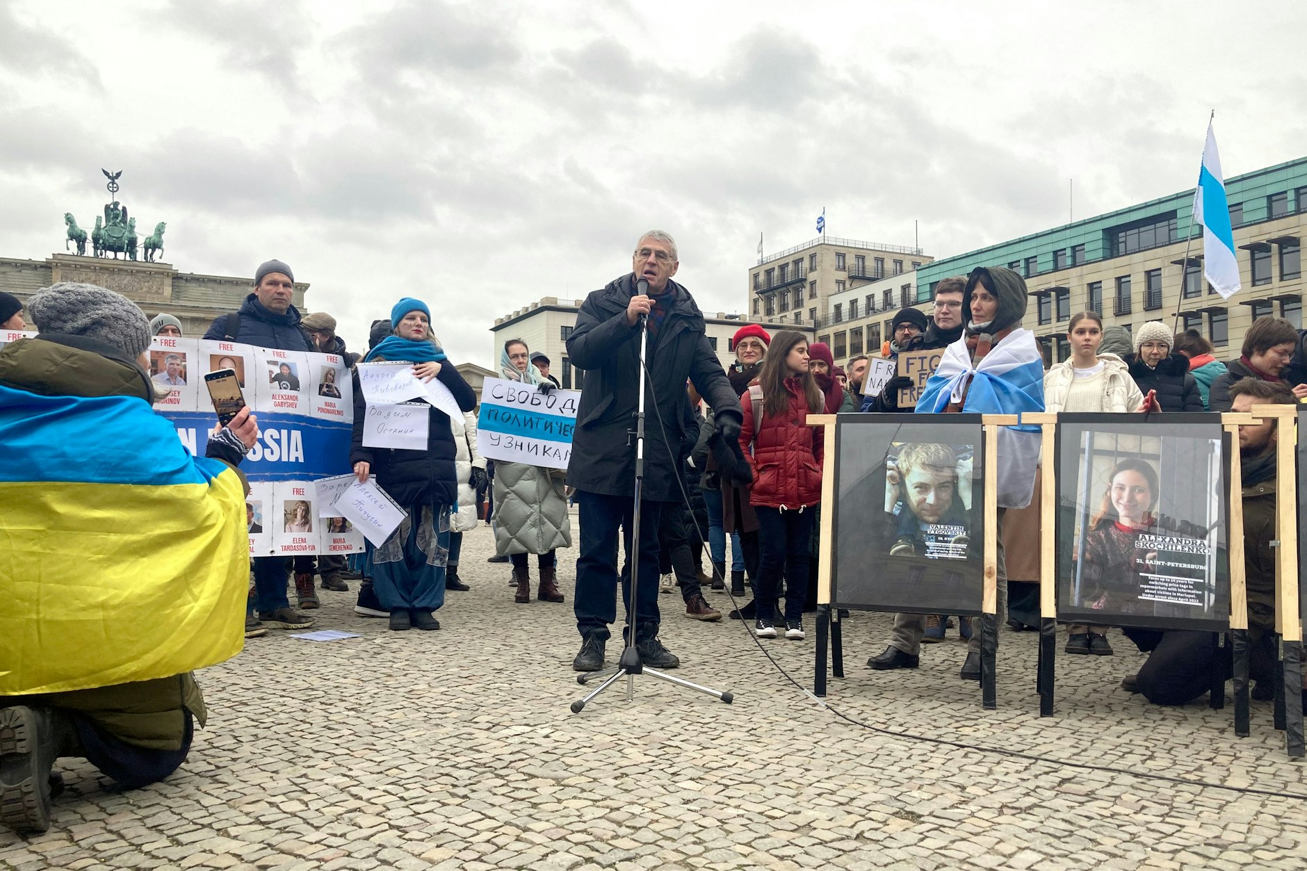 Der russische Oppositionspolitiker Leonid Gosman nimmt an einer Kundgebung&nbsp;teil für die Freilassung von politischen Gefangenen in Russland.