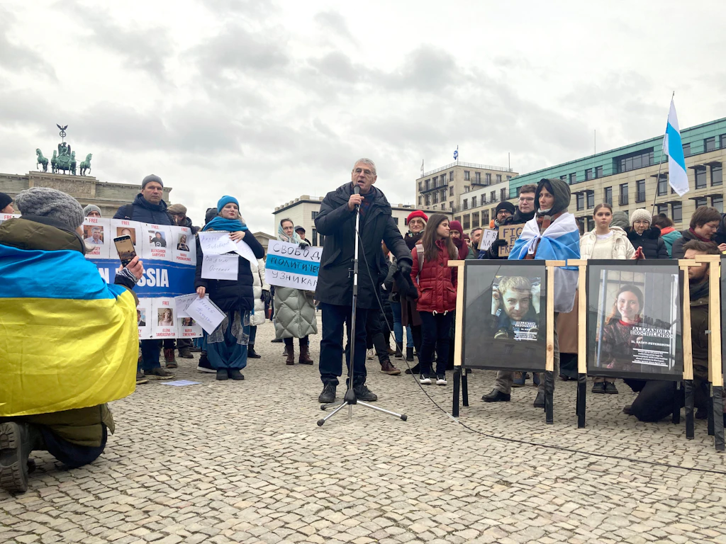 „Russland muss verlieren“: Berliner Russen protestieren für ein Leben ohne Putin