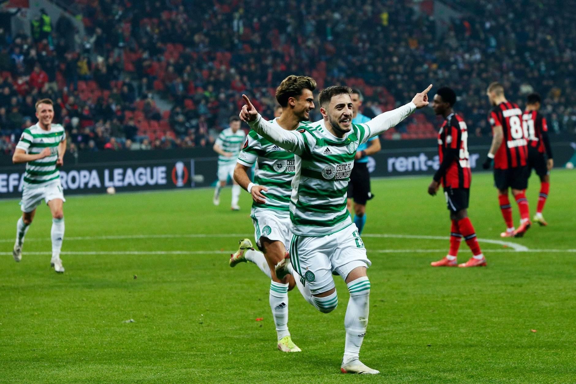 Josip Juranovic (v.) traf in der Champions League unter anderem gegen Bayer Leverkusen per Panenka-Elfmeter.