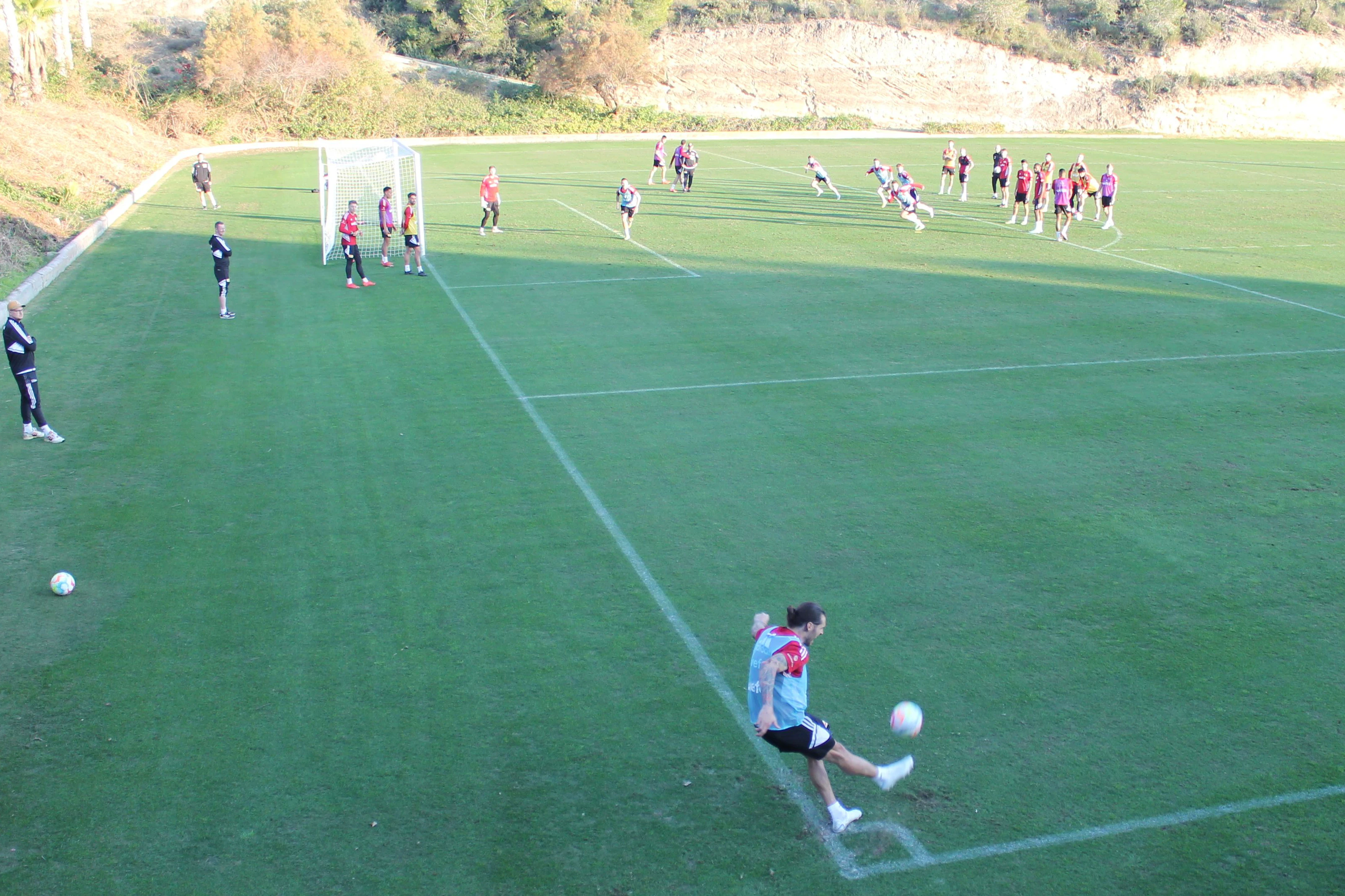 Das Erfolgsrezept gegen Hoffenheim, Ecken von Christopher Trimmel von der linken Seite, übte Union Berlin auch im Trainingslager in Campoamor.