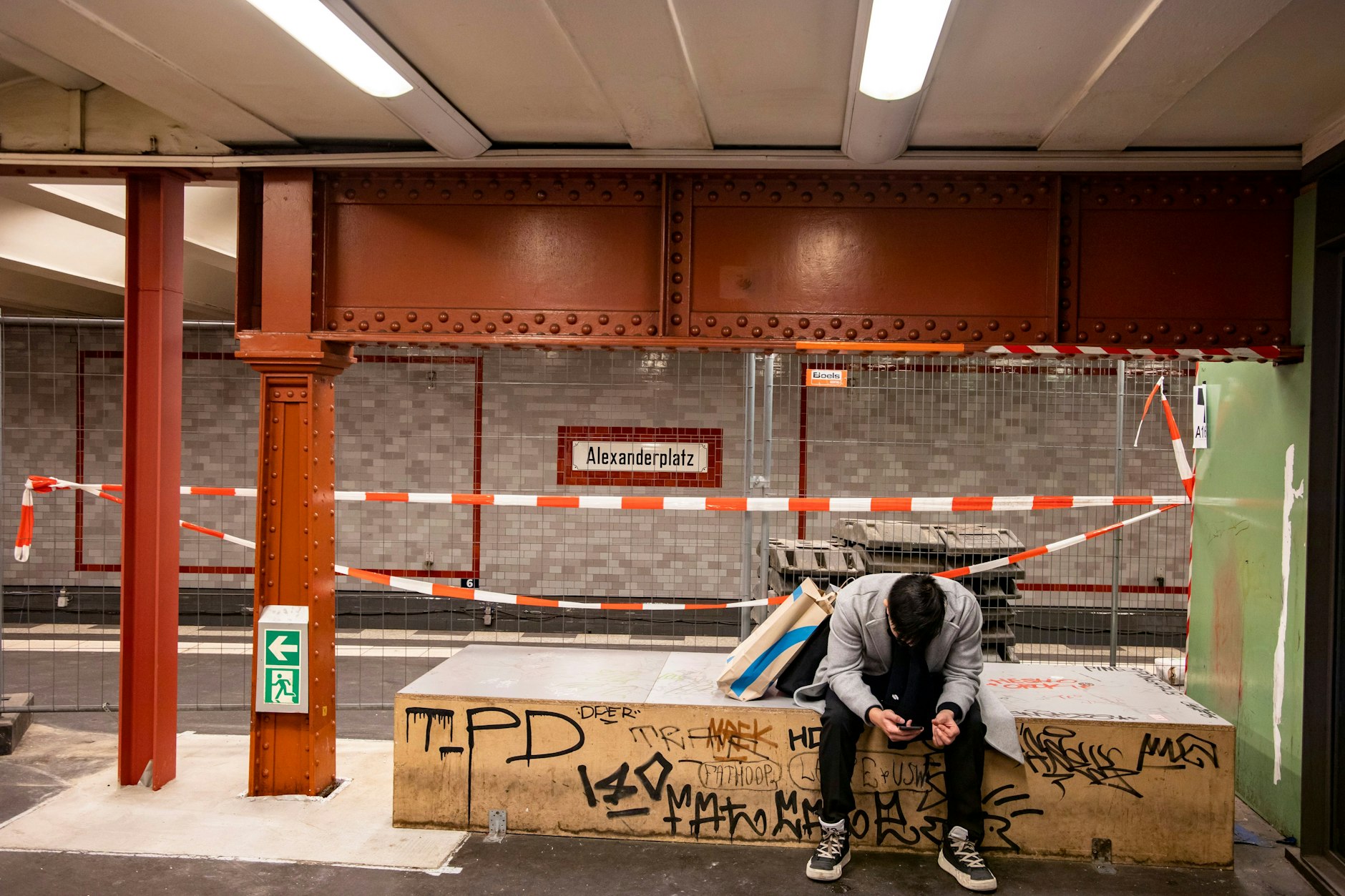 Im U-Bahnhof Alexanderplatz in Mitte sind das Gleis nach Pankow und der dazugehörige Bahnsteig seit 7. Oktober gesperrt. Für die Fahrgäste bedeutet das umsteigen und längere Reisezeiten.