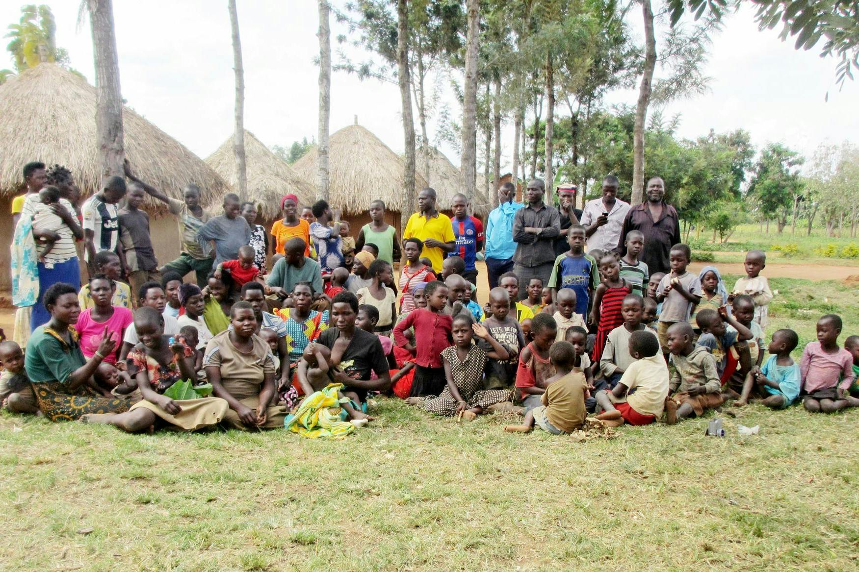 Musa Hasahya (letzte Reihe, r.) auf seinem Hof mit seiner Familie. Musa Hasahya hat über 100 Kinder mit 12 Ehefrauen.