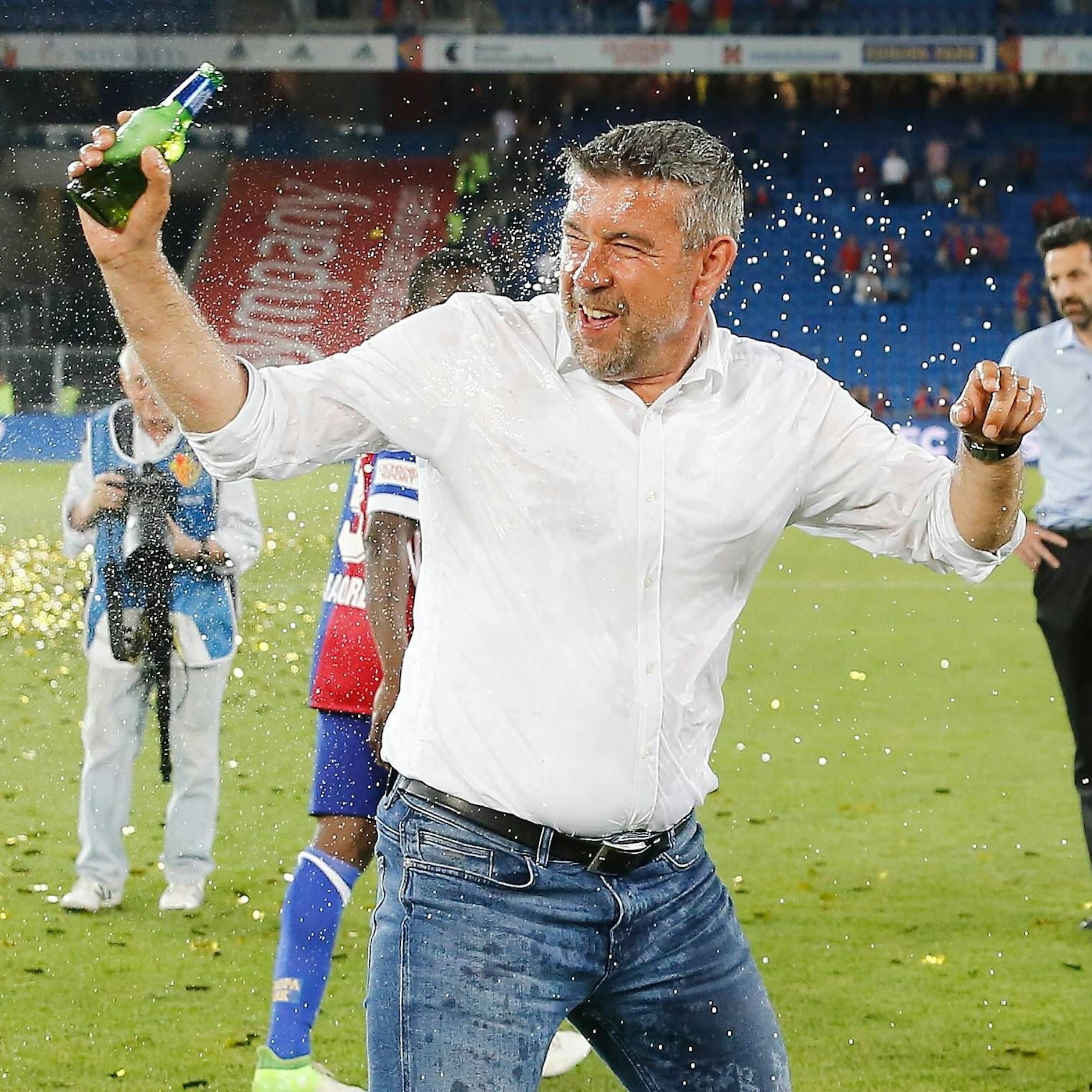 Unions strenger Coach Urs Fischer kann auch anders. Bei den Meisterfeiern mit dem FC Basel 2016 und 2017 gab es die Bierdusche.