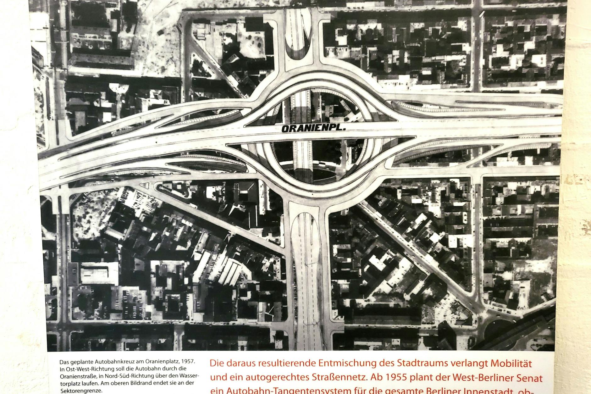 Planung von 1957 für das Autobahndrehkreuz am Oranienburger Platz. Die Ausstellung „Geschichte wird gemacht! Abriss und Aufbruch am Kottbusser Tor“ im FHXB-Museum zeigt die offenbar satirisch gemeinte Montage eines Luftbildes vom Oranienplatz mit einem Autobahnkreuz aus Los Angeles. Rechts unten das Kottbusser Tor.