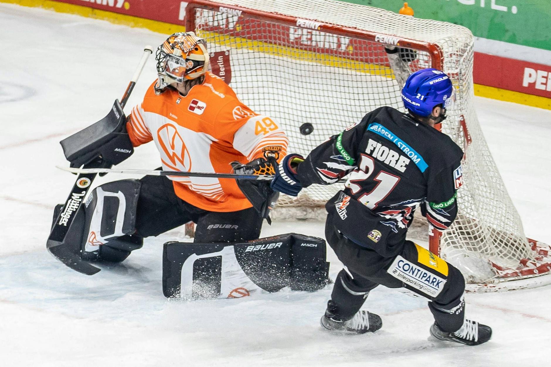 Giovanni Fiore (r.) erzielte gegen den ehemaligen Eisbären-Keeper Justin Pogge das zwischenzeitliche 3:1 für die Berliner.