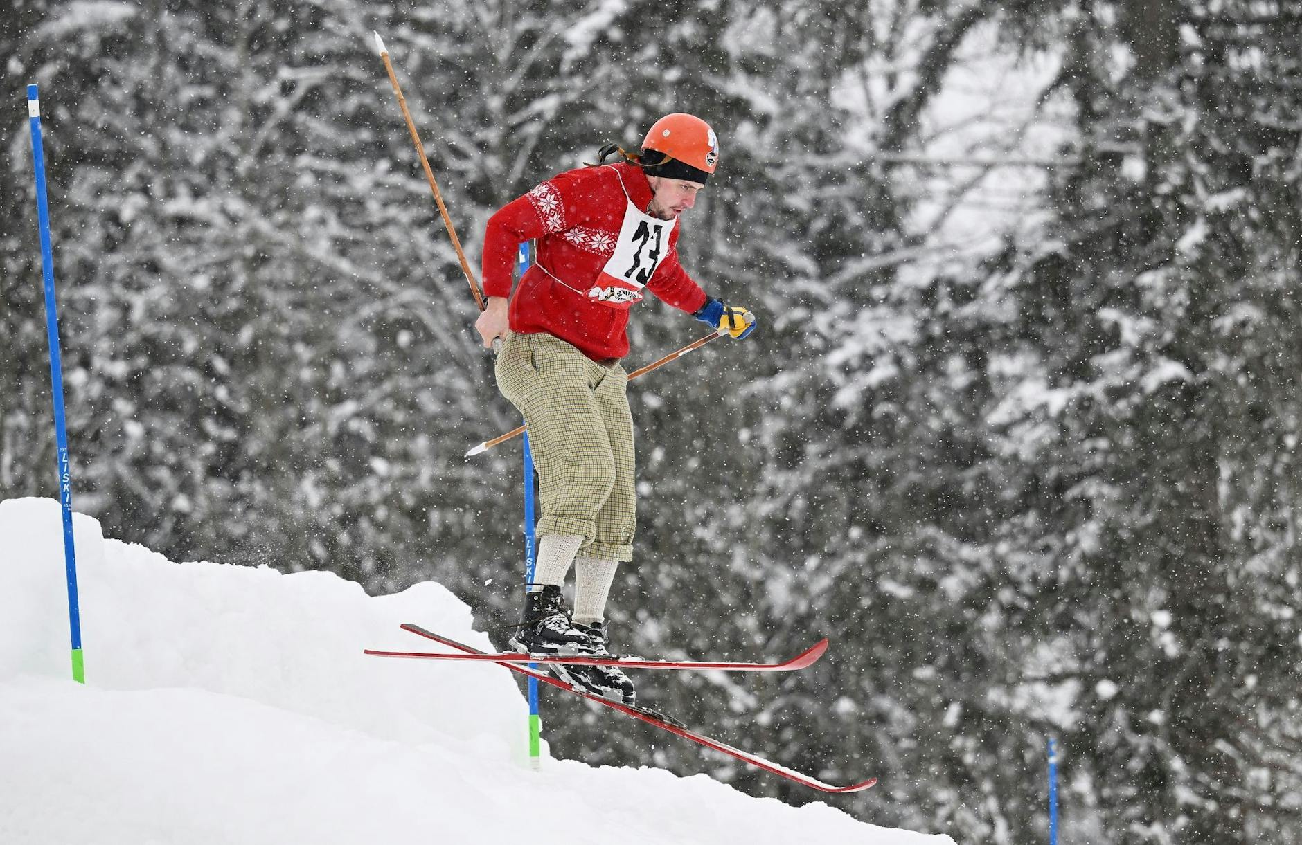 dpatopbilder - Ein Teilnehmer springt über eine Sprungschanze.