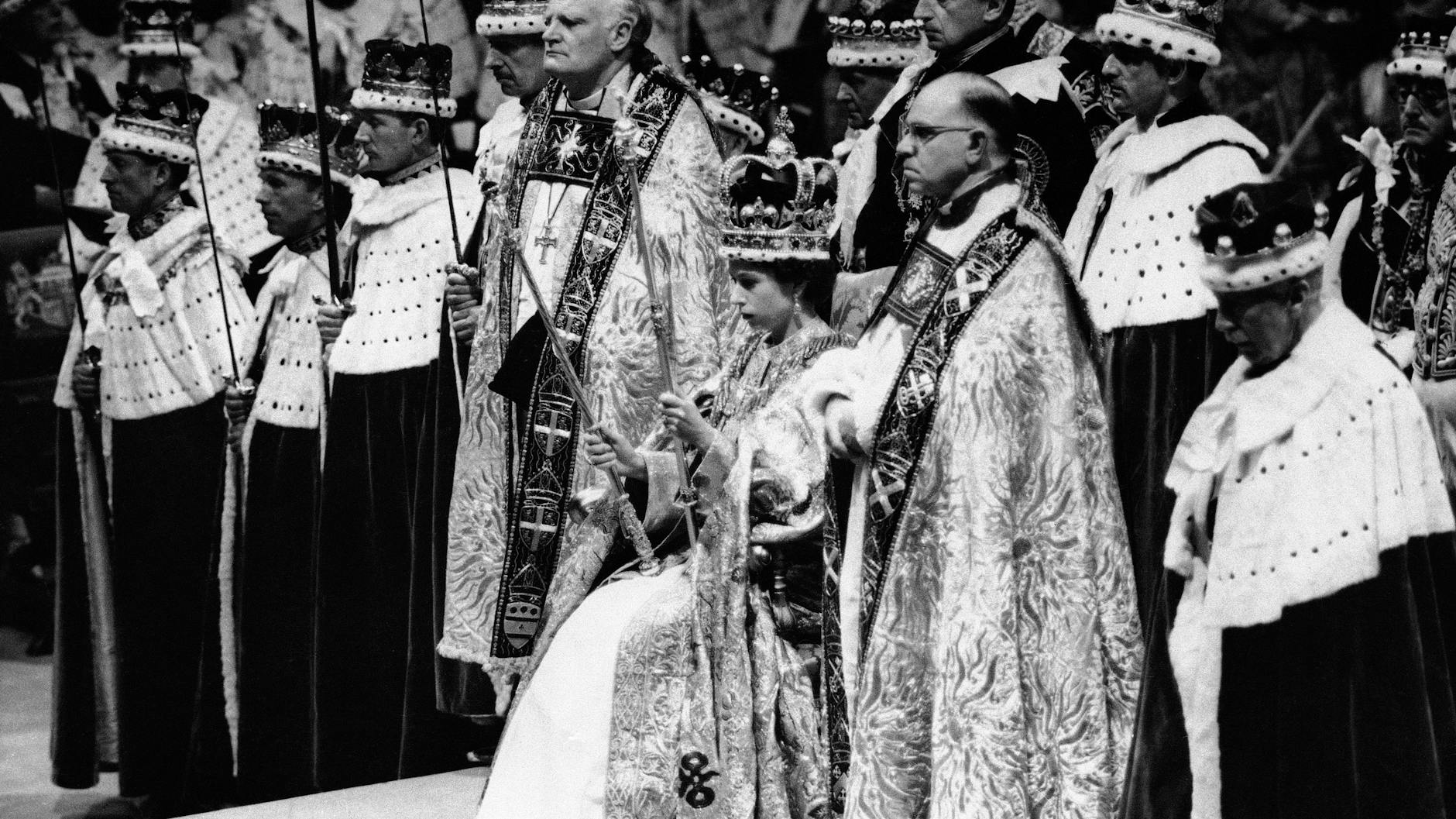 Queen Elizabeth II. bei ihrer Krönung in der Westminster Abbey am 2. Juni 1953