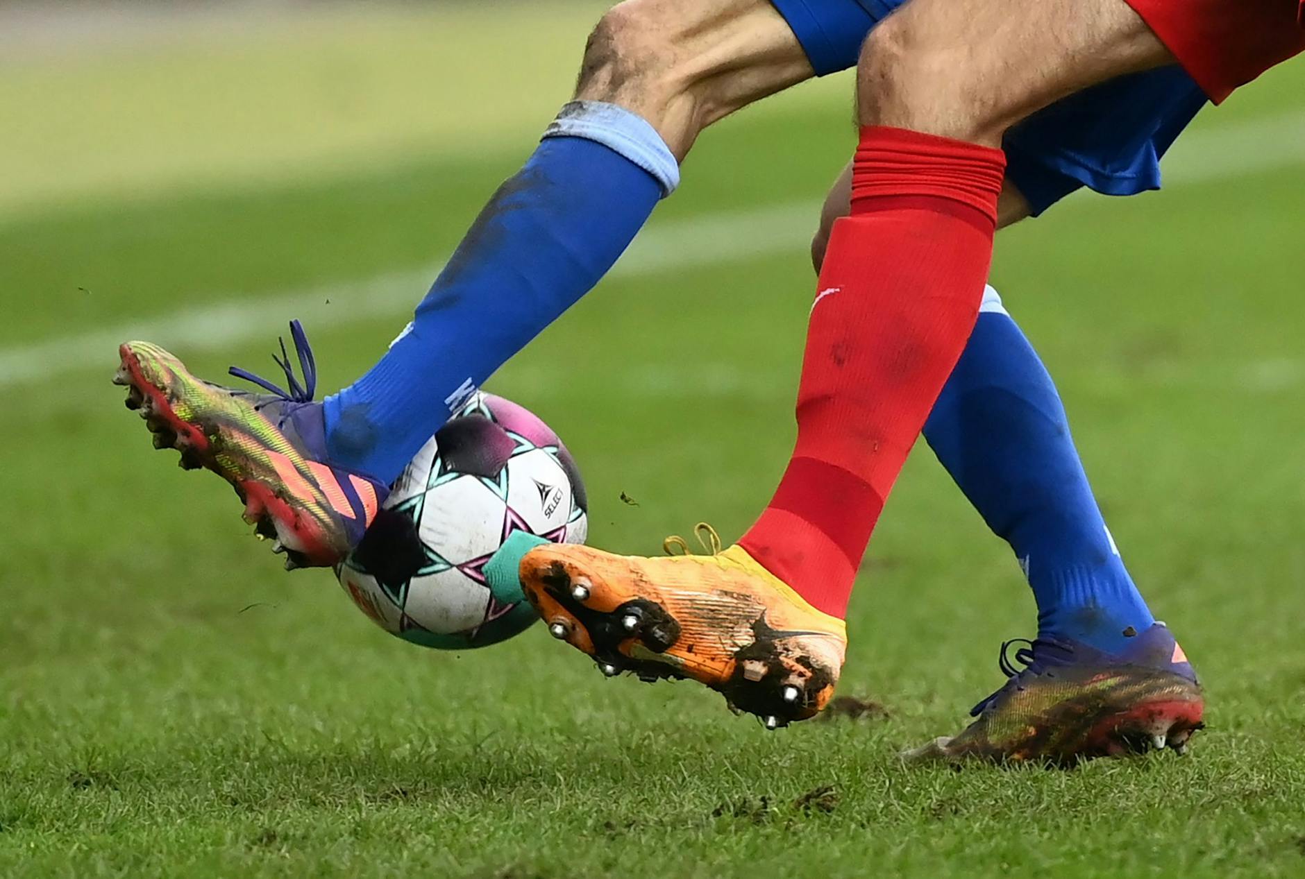 ARCHIV - Zwei Fußballspieler kämpfen um den Ball.