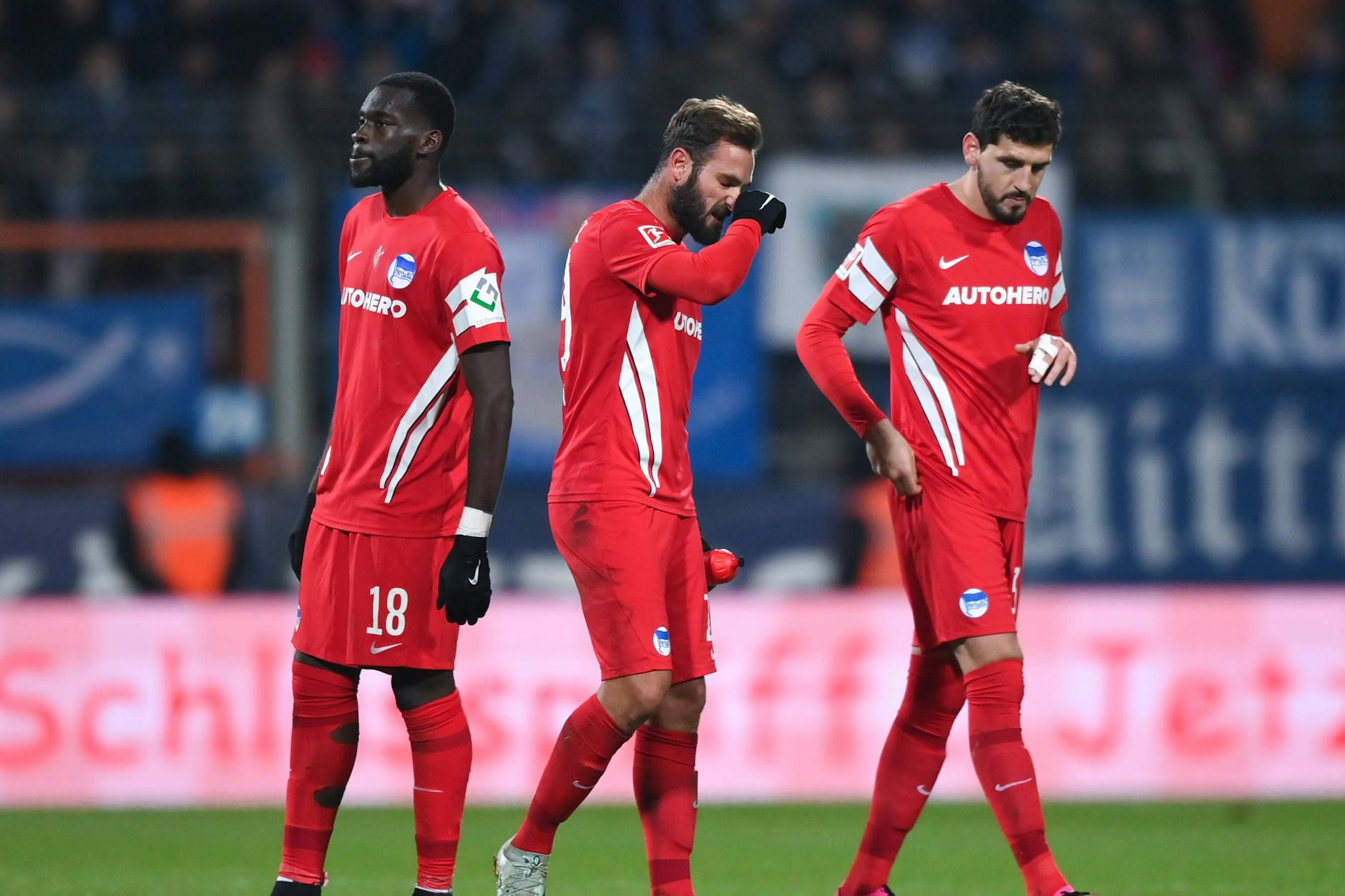 Frustriert und ratlos! Herthas Profis Willy Kanga, Lucas Tousart und Agustin Rogel (v.l.) nach dem 1:3 in Bochum.