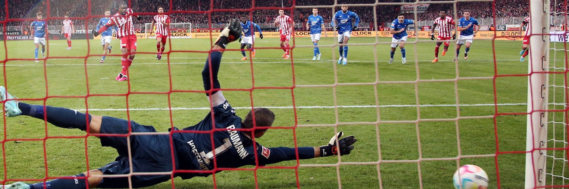 Und die Kugel geht nicht rein! Jordan Siebatcheu, Stürmer des 1. FC Union, verschießt gegen die TSG Hoffenheim einen Elfmeter.