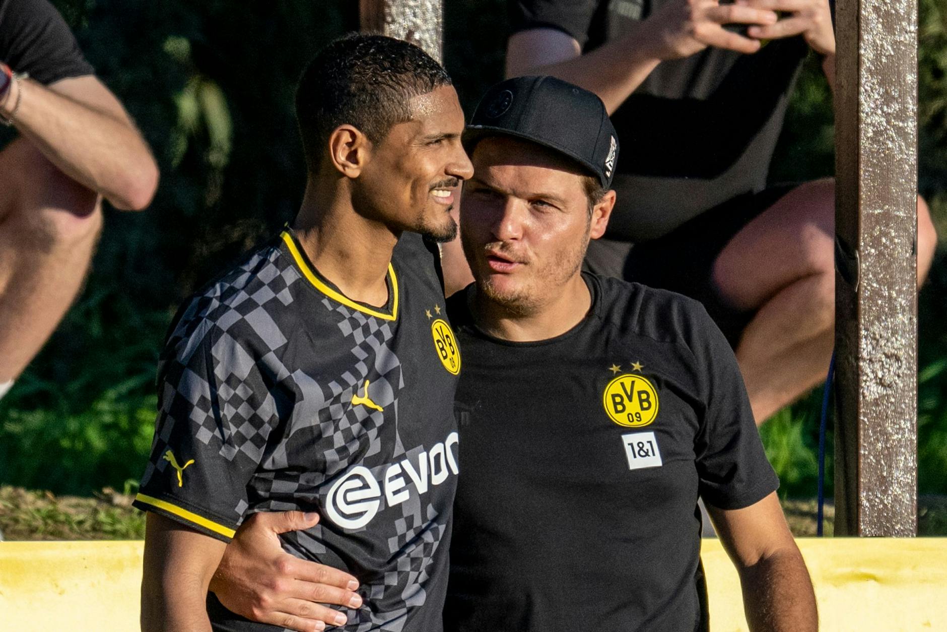 ARCHIV - Stürmer Sébastien Haller (l) ist der BVB-Rekordeinkauf.