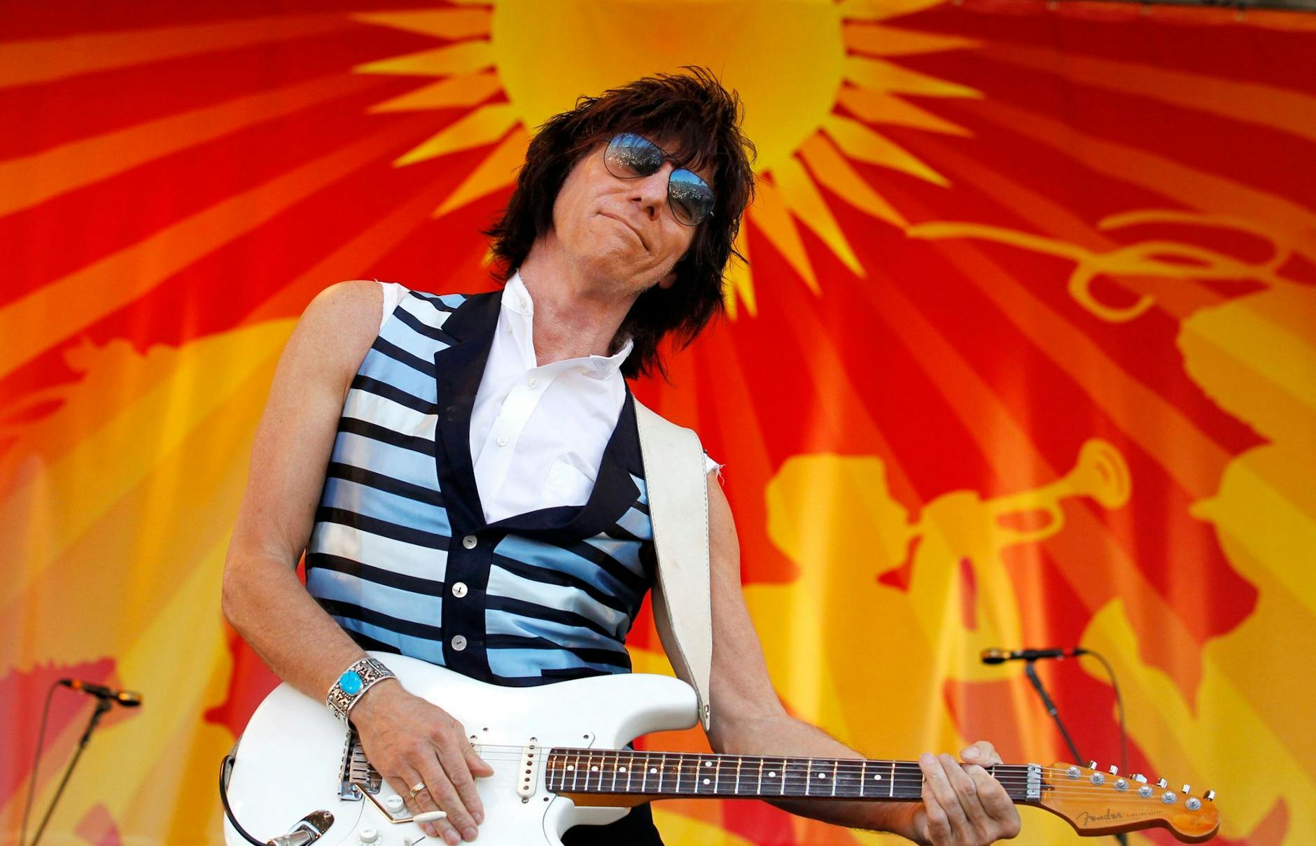 ARCHIV - Jeff Beck beim Louisiana Jazz and Heritage Festival im Jahr 2011.