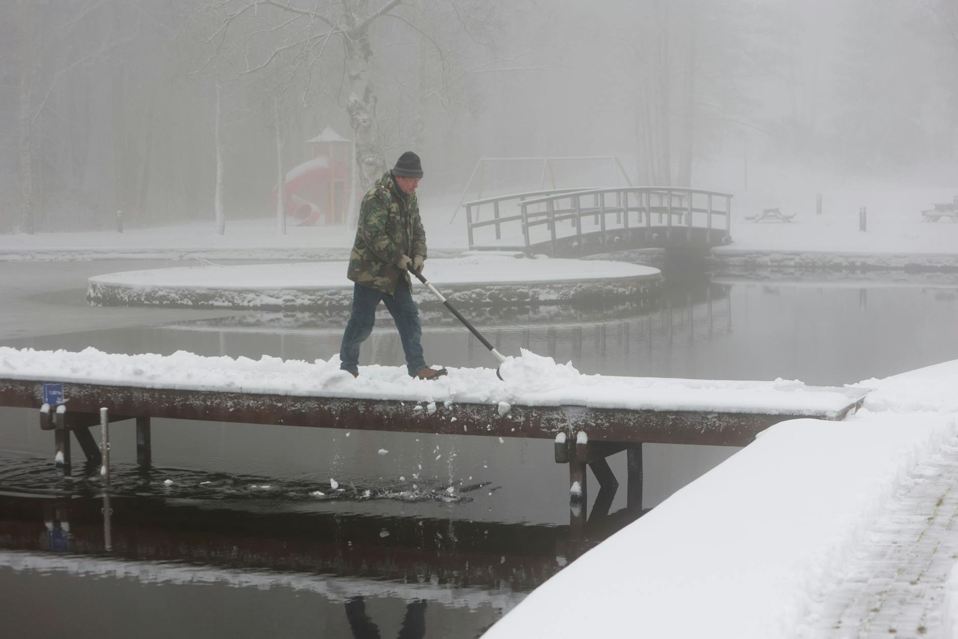 Plötzlich winterliches Wetter: In Sachsen-Anhalt kam am Sonnabend recht viel Schnee herunter - hier musste sogar geschippt werden.