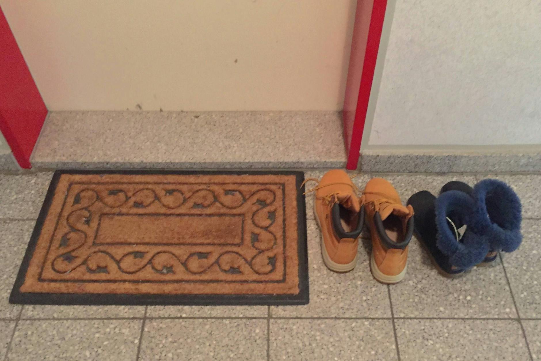 Ist in der eigenen Wohnung nicht genügend Platz, stellt man Schuhe, Rollator oder Kinderwagen gern mal in den Hausflur.