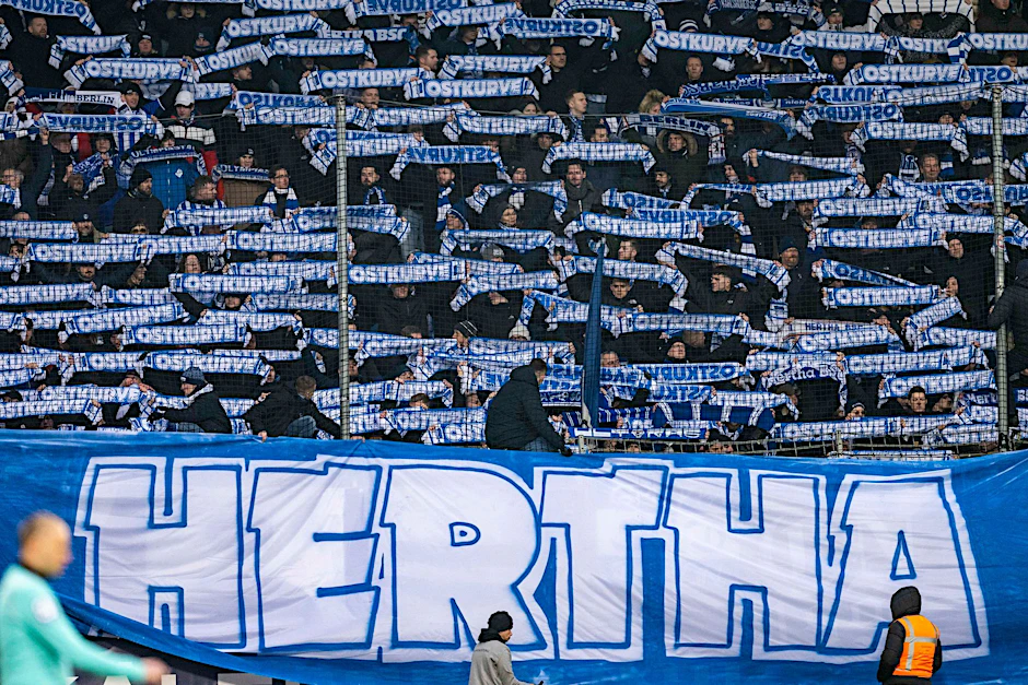 Hertha-Fans feiern auf der Tribüne. In Bochum haben die Berliner Fans ein Verkaufskiosk gestürmt.