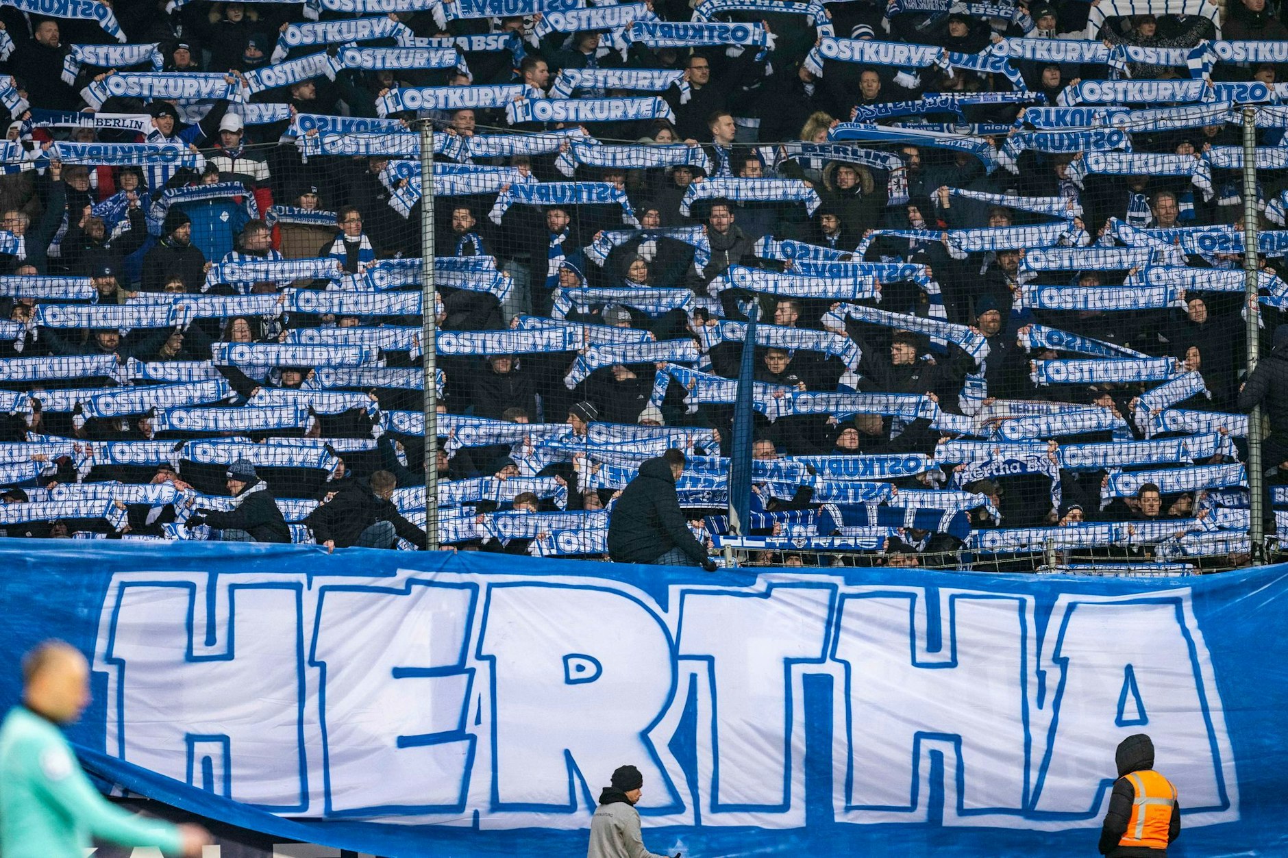 Hertha-Fans feiern auf der Tribüne. In Bochum haben die Berliner Fans ein Verkaufskiosk gestürmt.