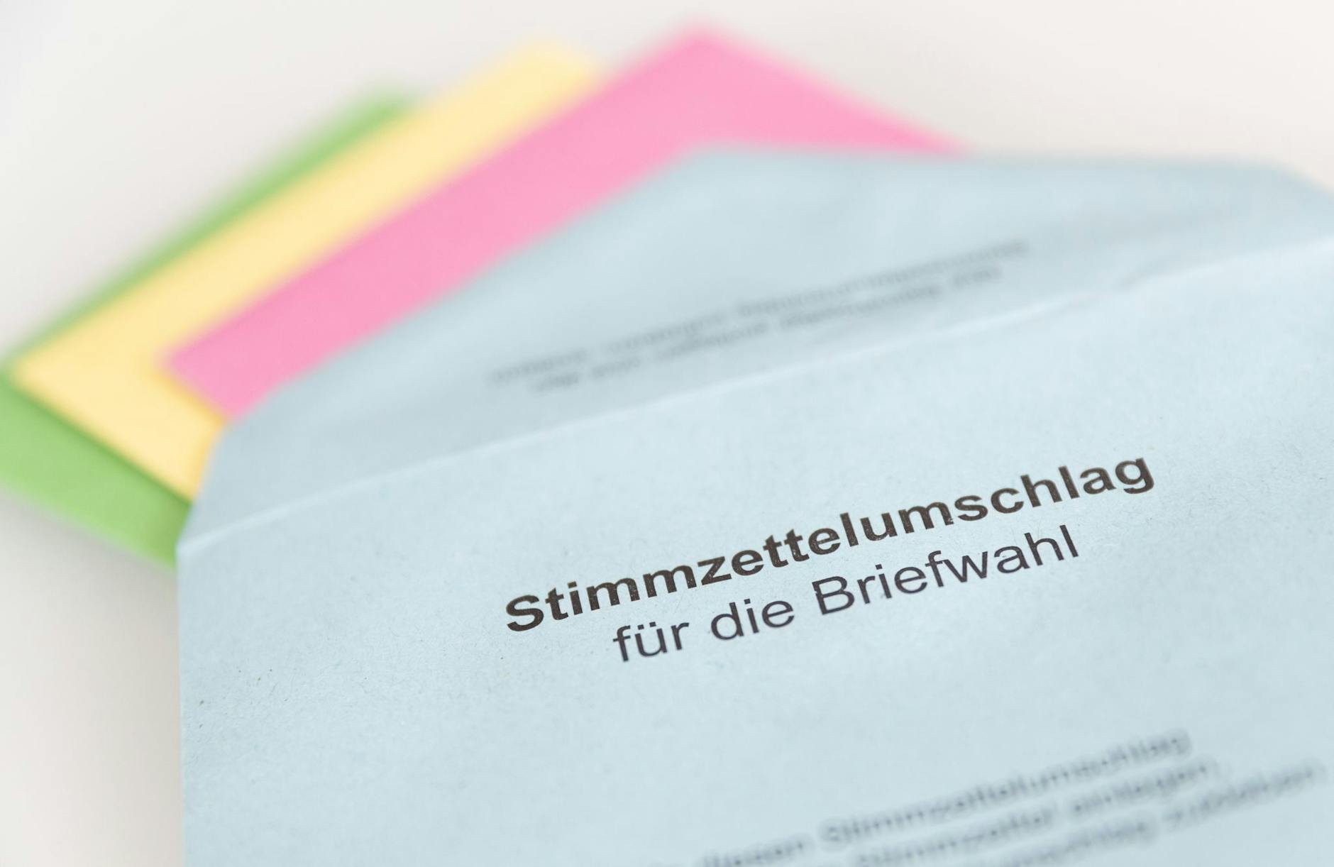 ARCHIV - Verschiedene Stimmzettel stecken in einem Stimmzettelumschlag zur Briefwahl.