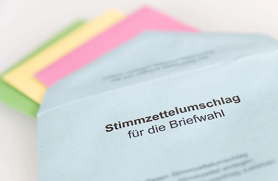 ARCHIV - Verschiedene Stimmzettel stecken in einem Stimmzettelumschlag zur Briefwahl.  