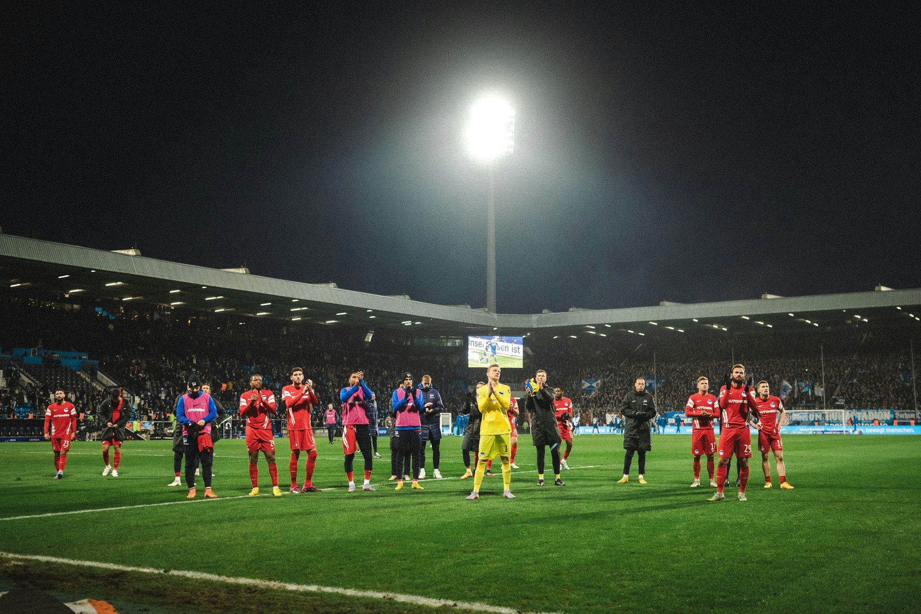 Nach der Niederlage beim VfL Bochum bedankten sich die Spieler von Hertha BSC für die Unterstützung der mitgereisten Fans. Die Kritik der Anhänger wird aber wieder etwas lauter.