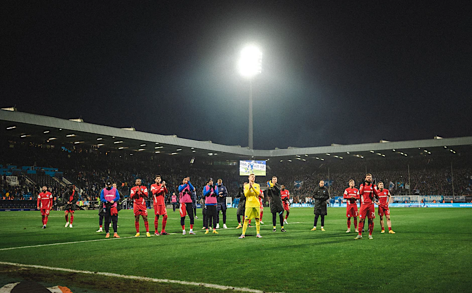 Nach der Niederlage beim VfL Bochum bedankten sich die Spieler von Hertha BSC für die Unterstützung der mitgereisten Fans. Die Kritik der Anhänger wird aber wieder etwas lauter.