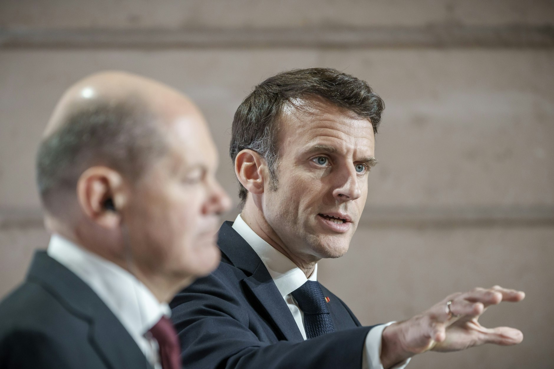 Bundeskanzler Olaf Scholz (l, SPD) und Frankreichs Präsident Emmanuel Macron&nbsp;
